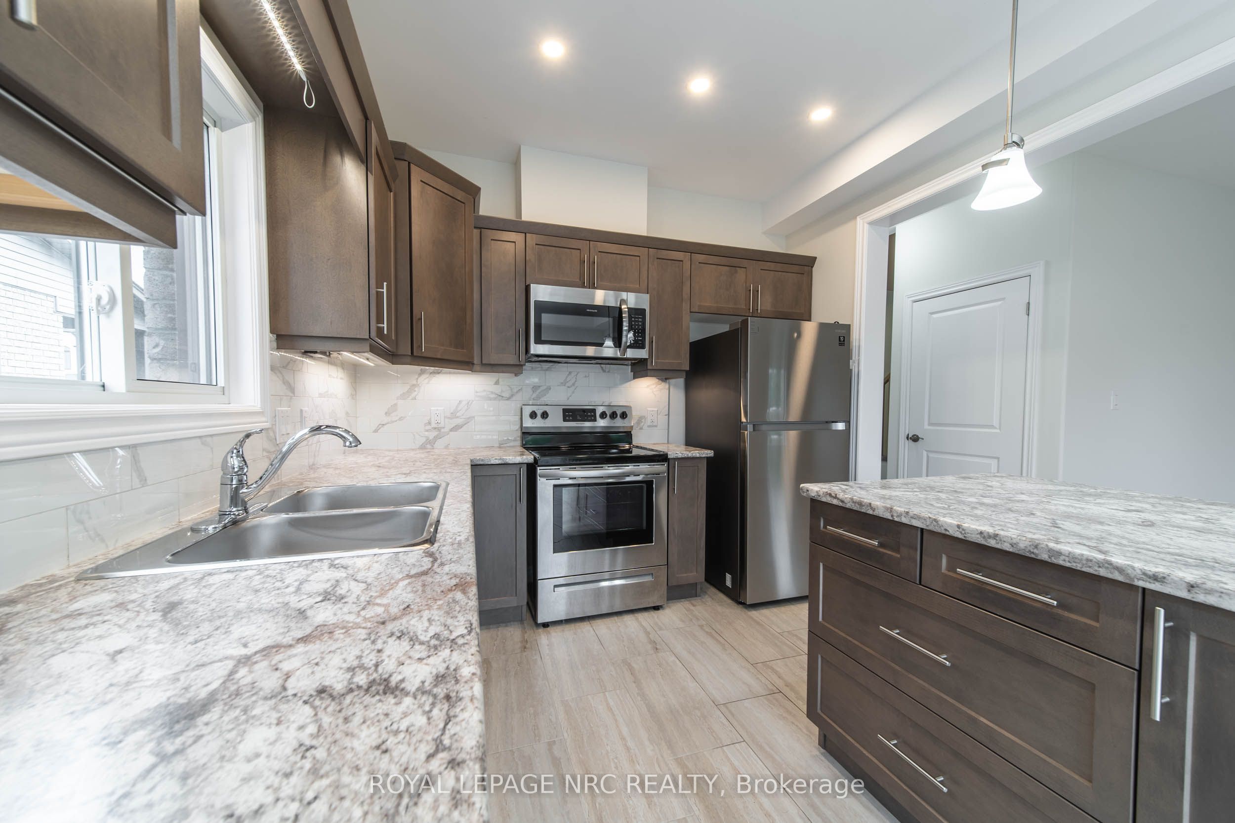 12 Berkshire Dr Property Photo 5
