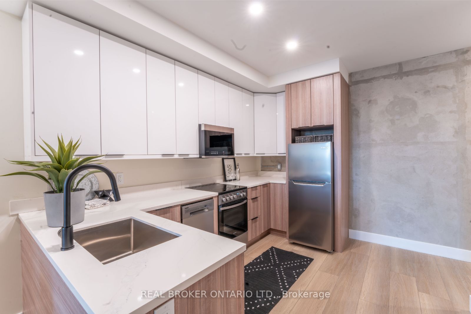169 James St N Property Photo 2