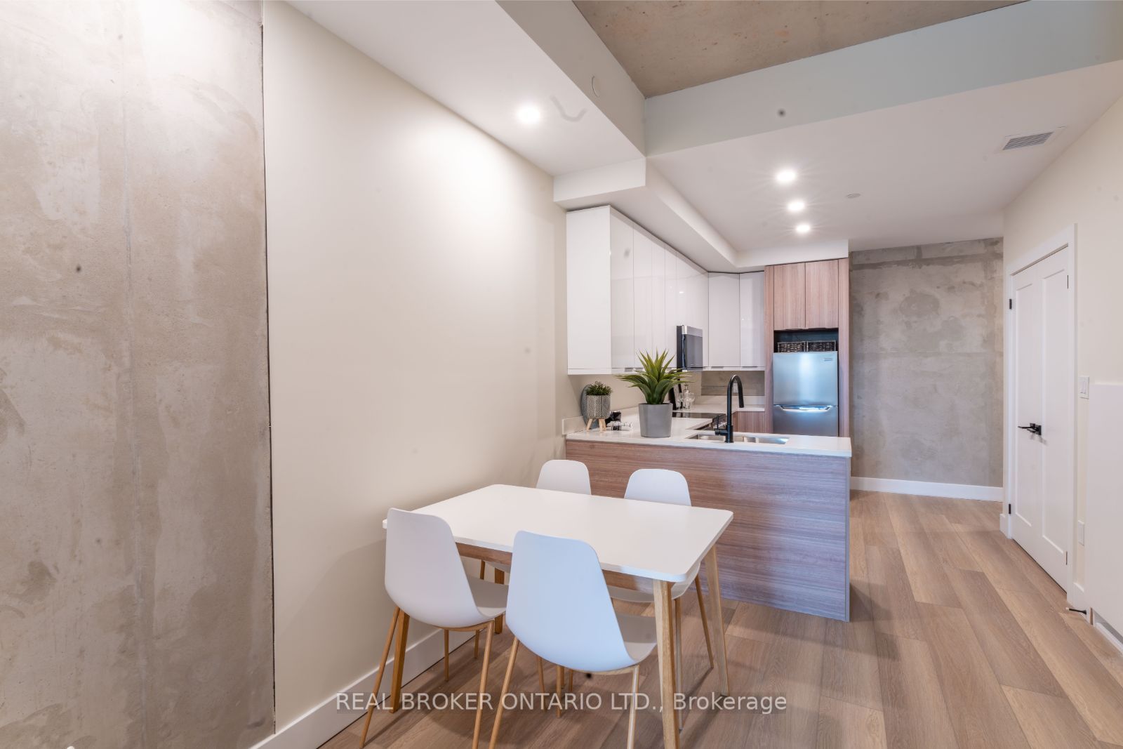 169 James St N Property Photo 6