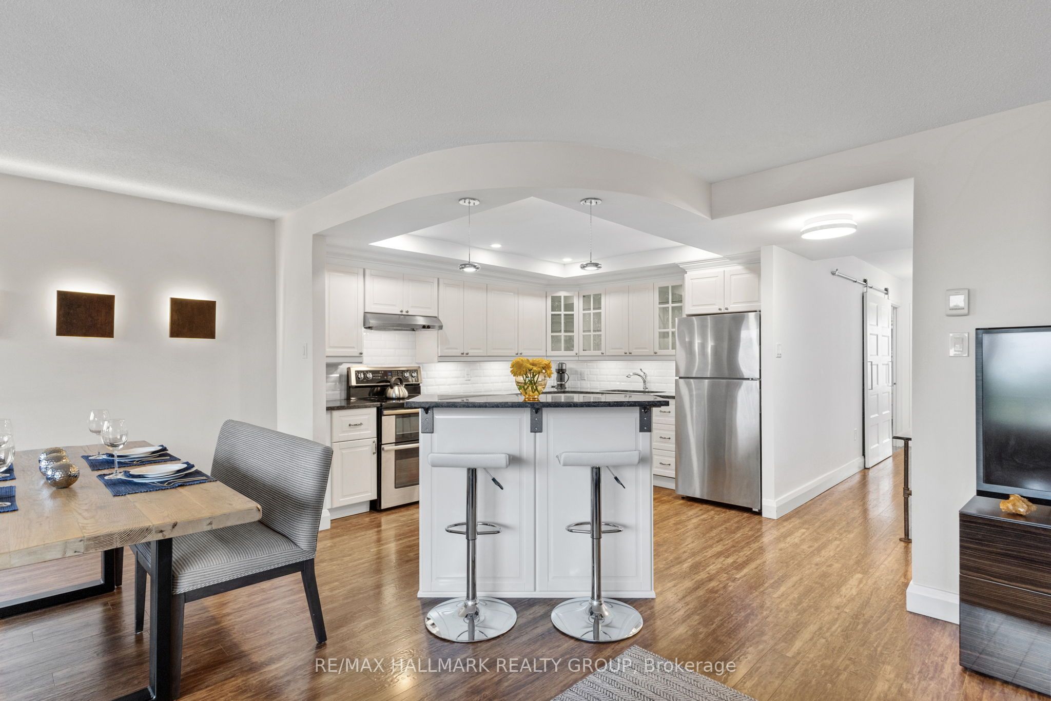 #301 - 99 Holland Avenue Property Photo 4