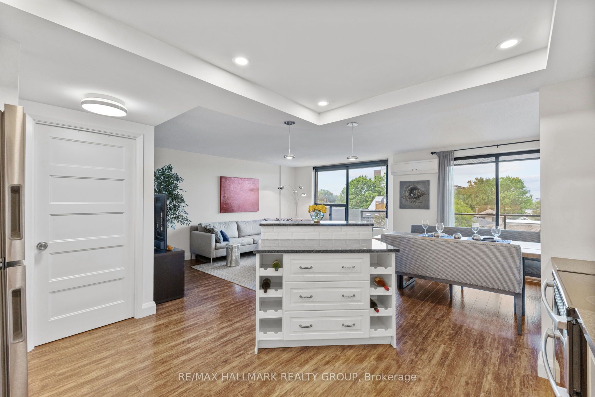 #301 - 99 Holland Avenue Property Photo 6