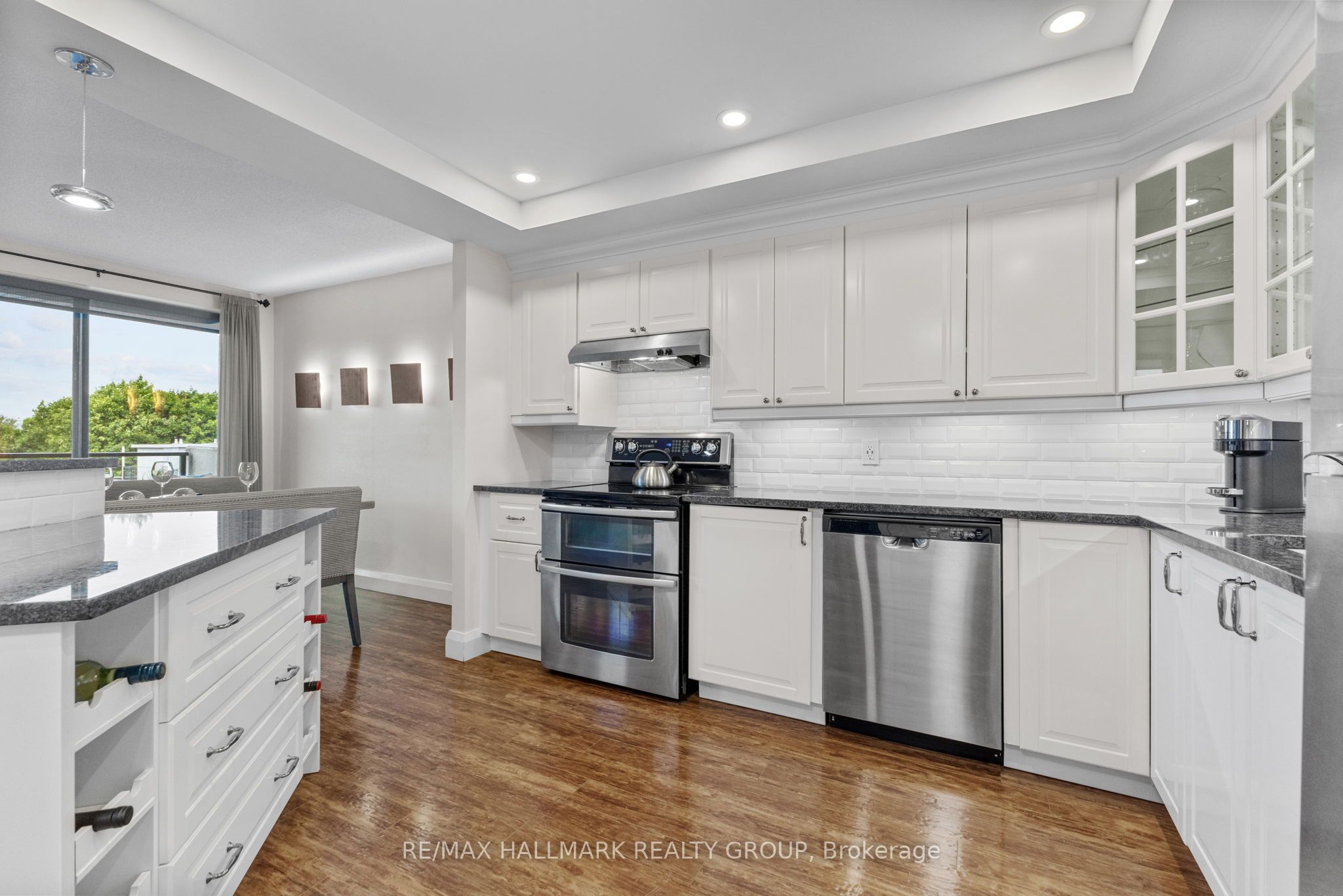 #301 - 99 Holland Avenue Property Photo 8