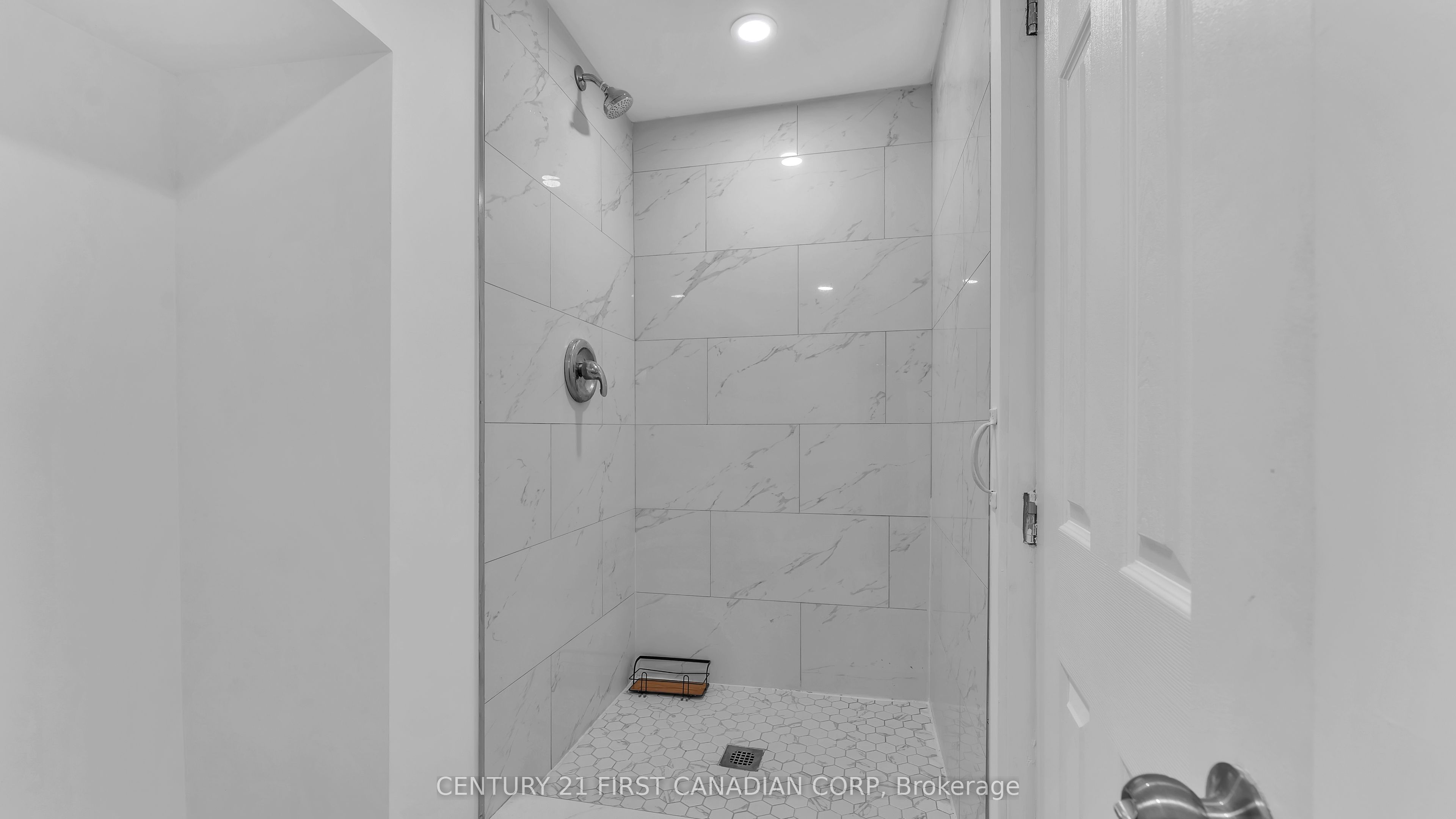 #2 - 413 Main Street Property Photo 5