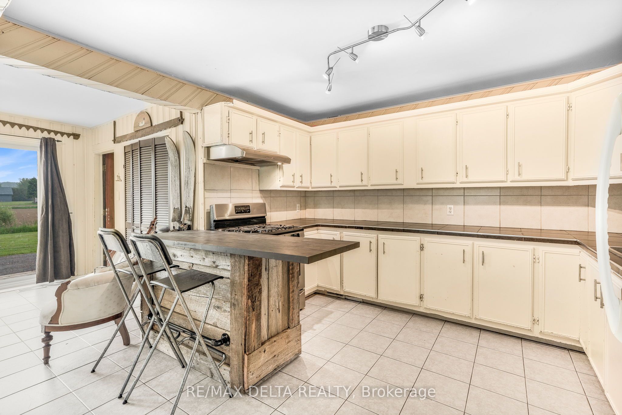 4062 Drouin Road Property Photo 9