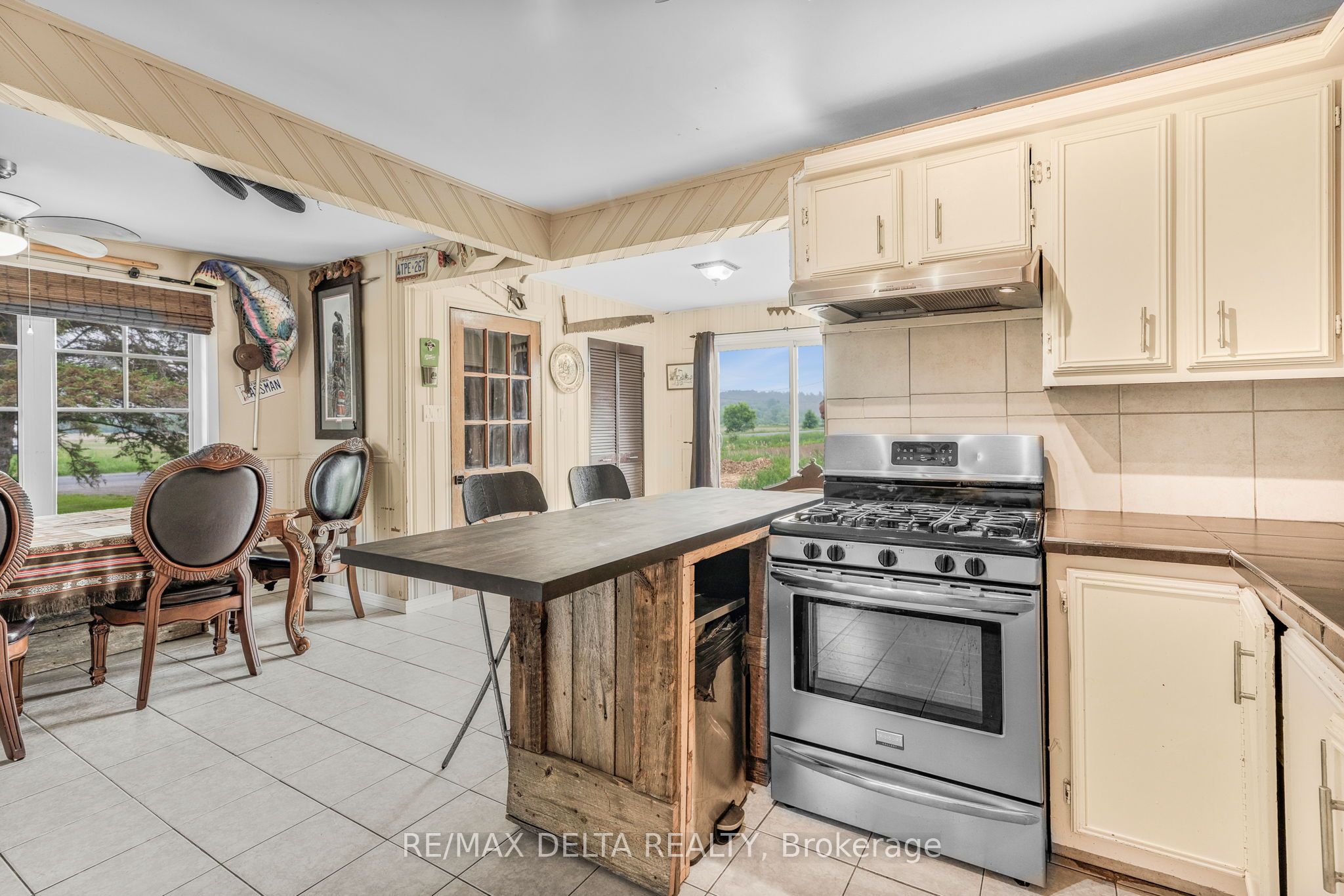 4062 Drouin Road Property Photo 10