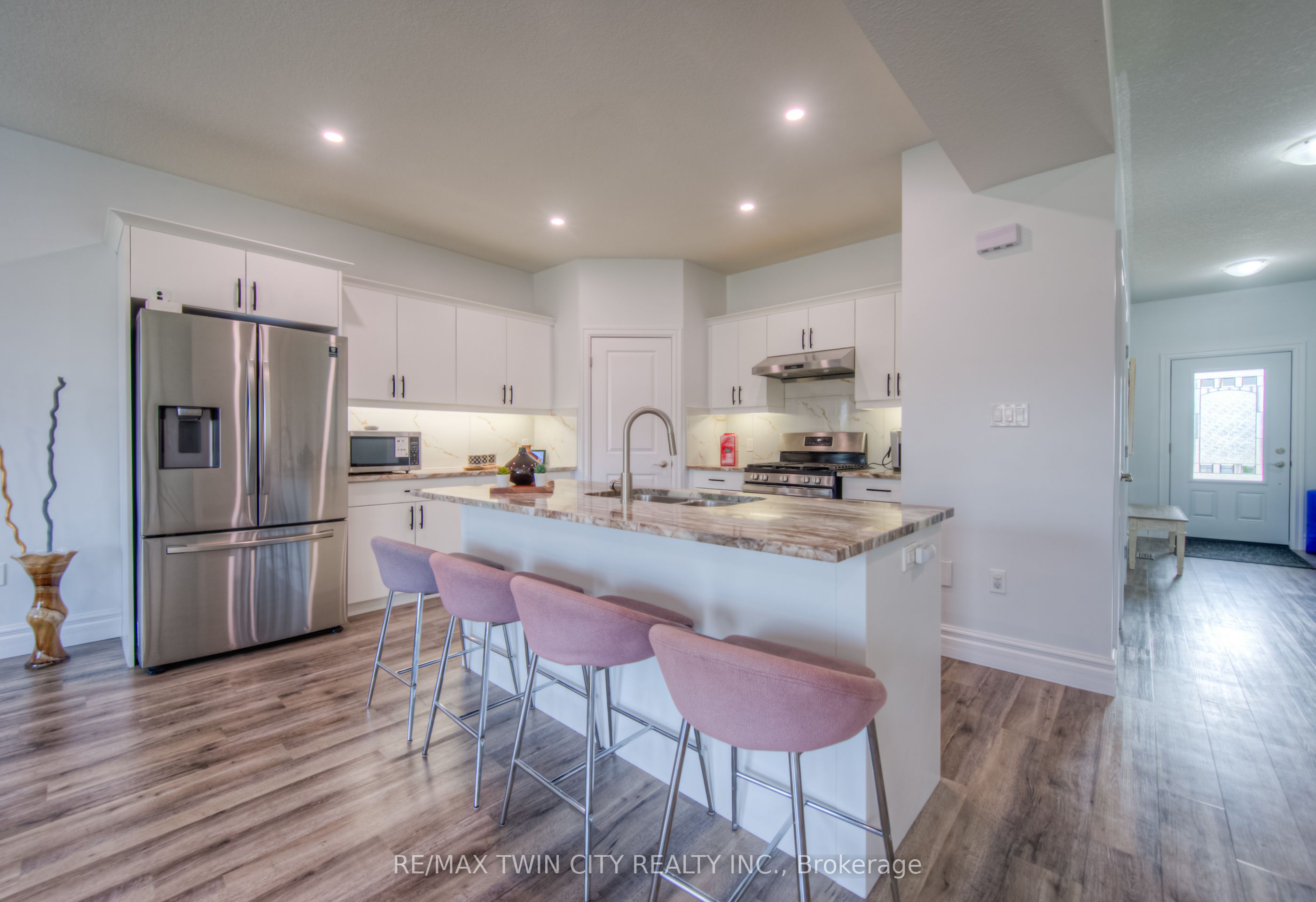 741 Hollinger Avenue Property Photo 9