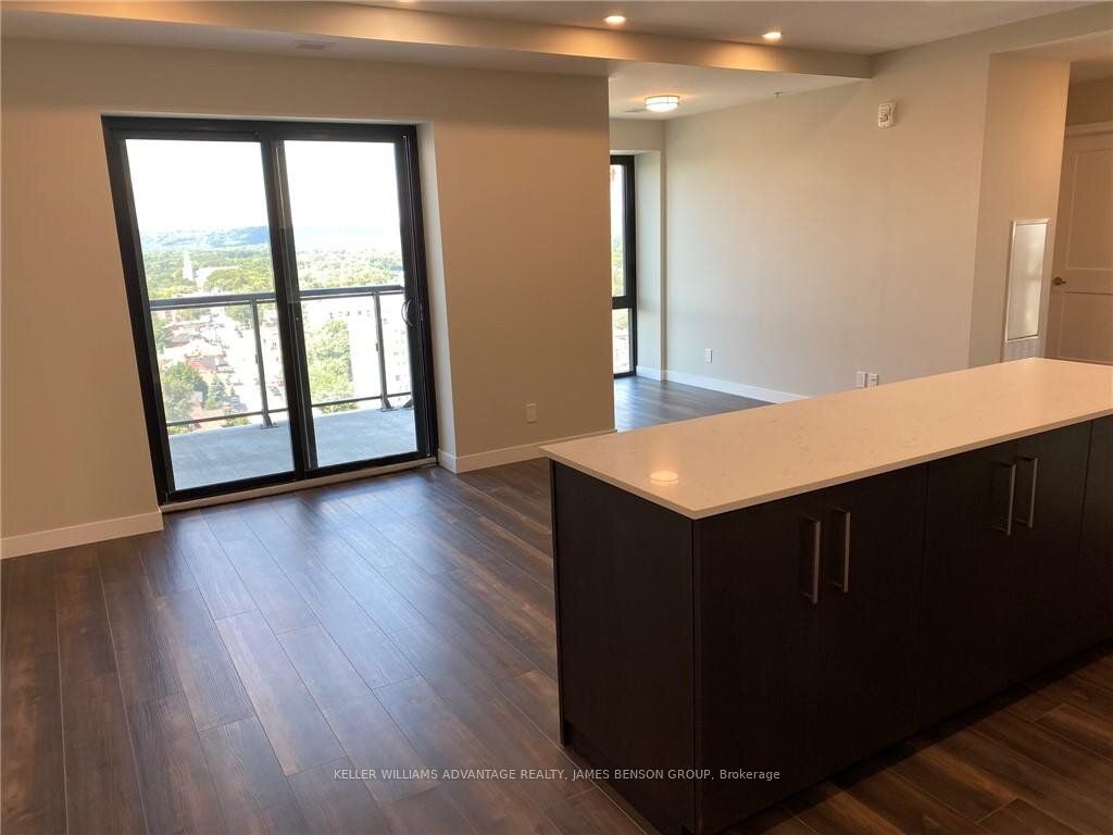 15 Queen St S Property Photo 5