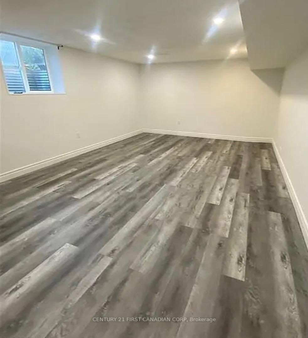 #unit B - 80 Clifton Crescent Property Photo 20