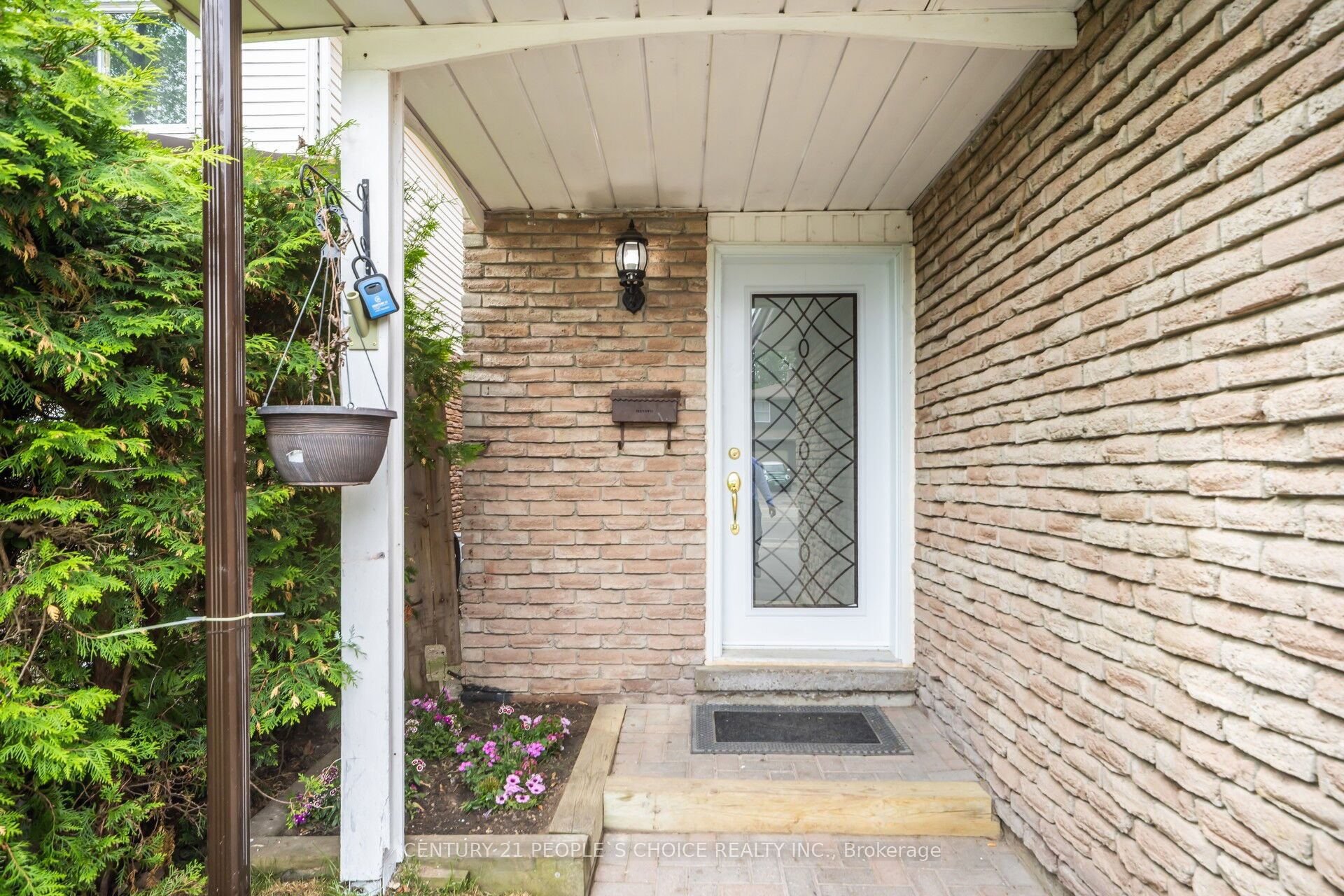 106 Queensdale Crescent Property Photo 9