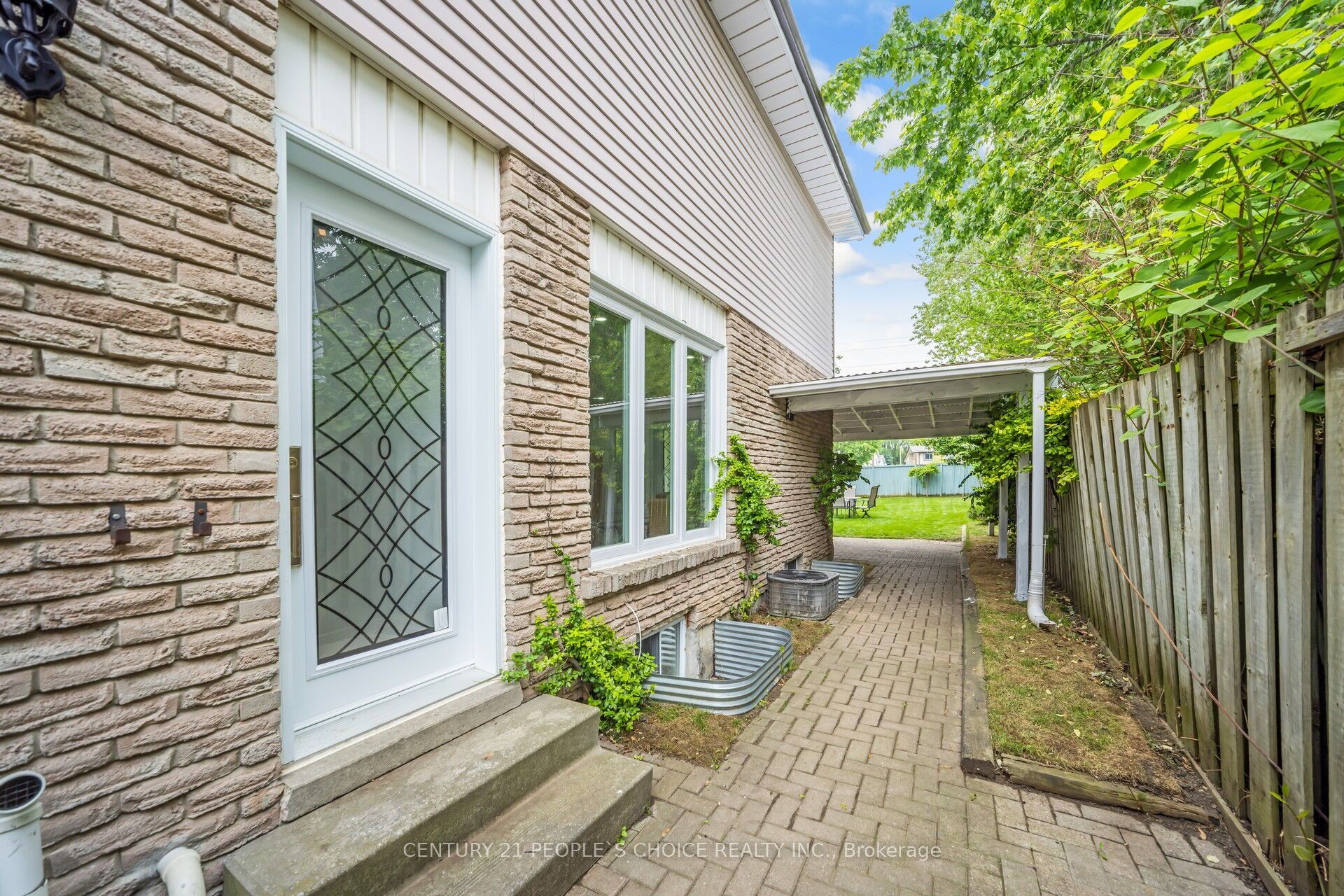 106 Queensdale Crescent Property Photo 10