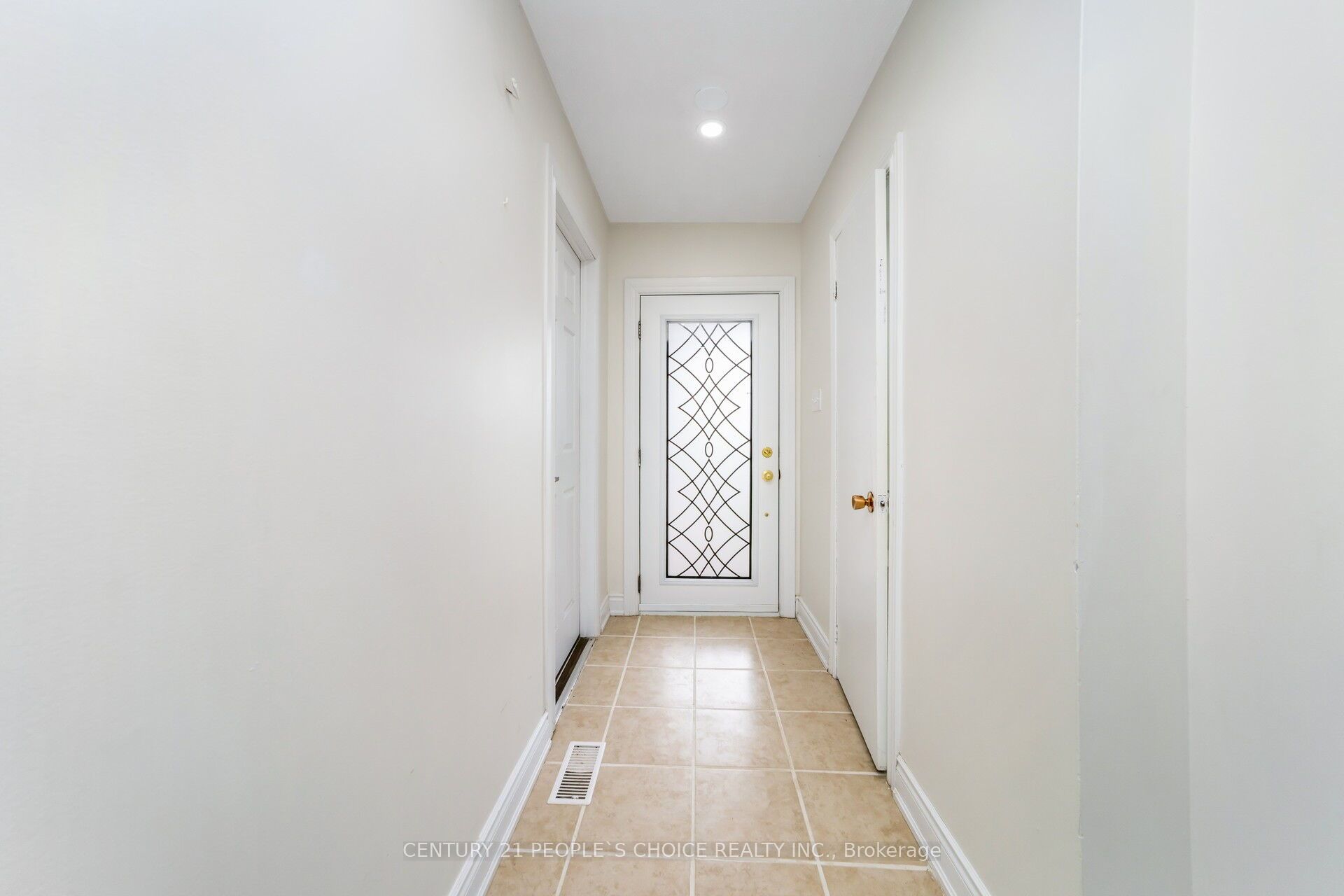 106 Queensdale Crescent Property Photo 12