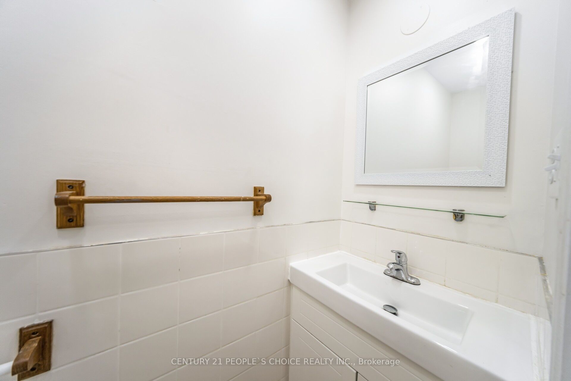 106 Queensdale Crescent Property Photo 14