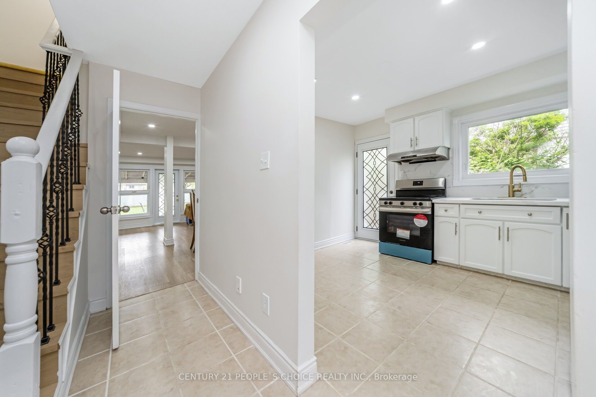 106 Queensdale Crescent Property Photo 15
