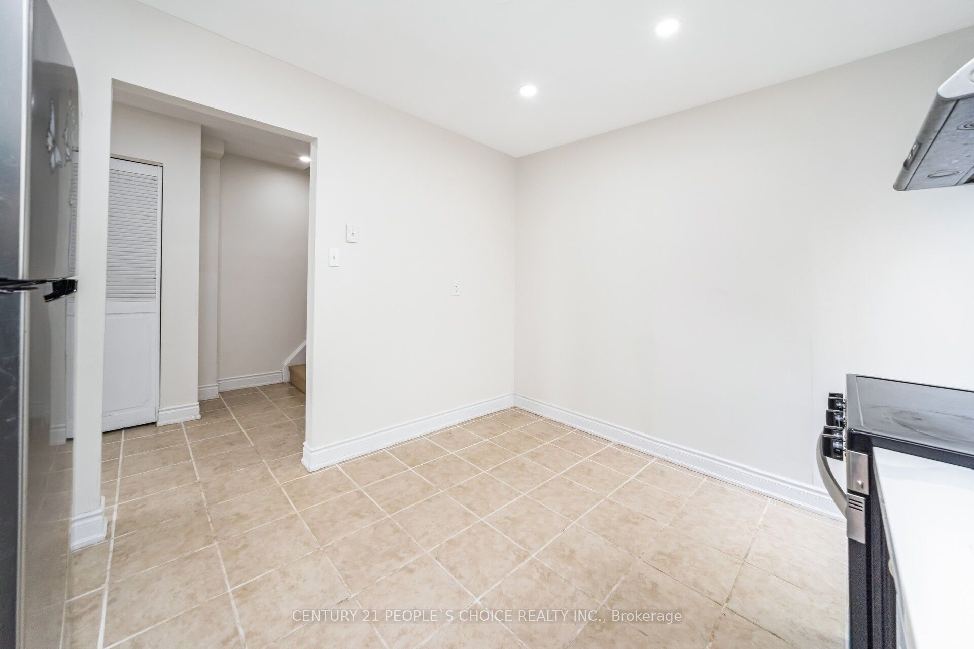 106 Queensdale Crescent Property Photo 19