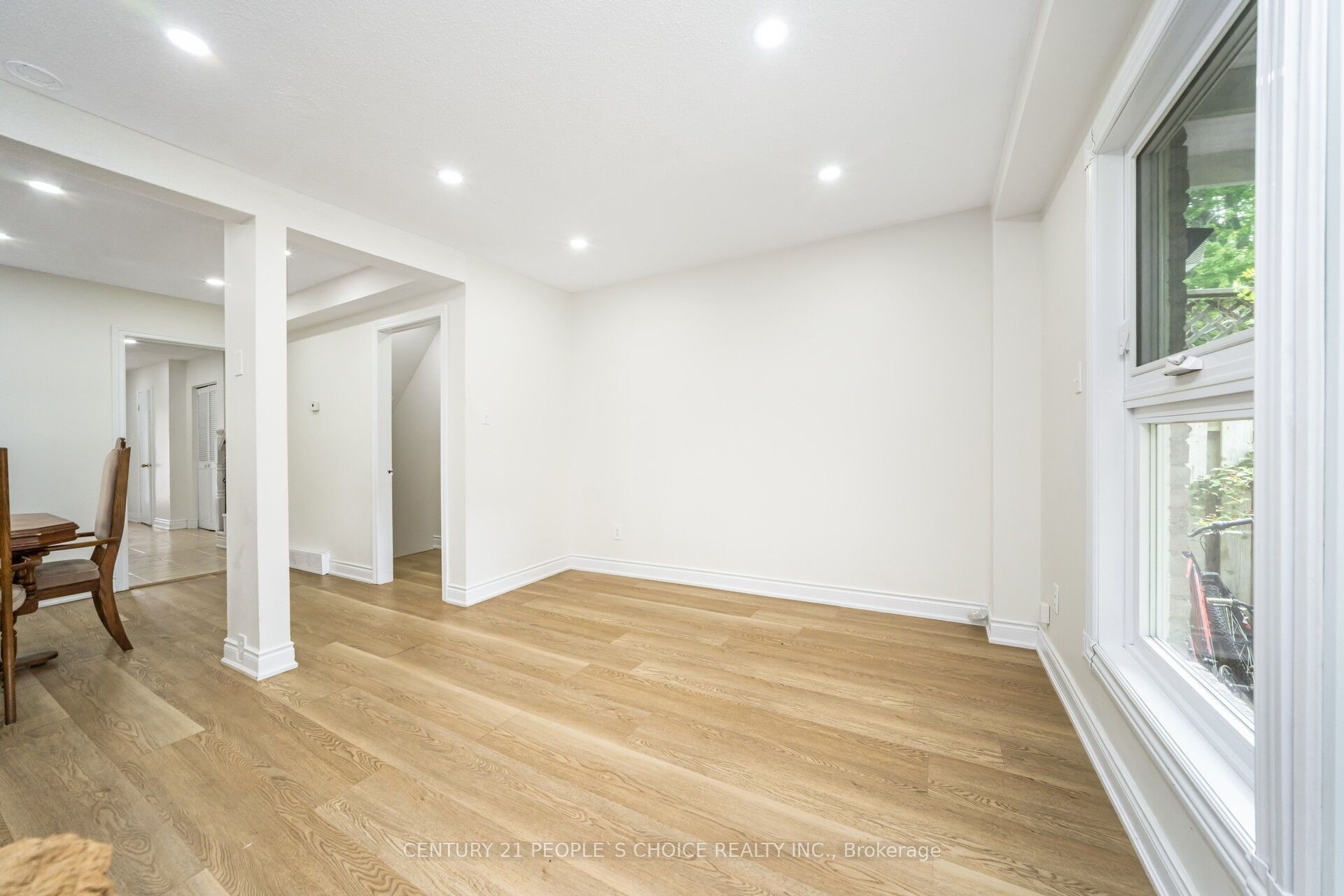 106 Queensdale Crescent Property Photo 22