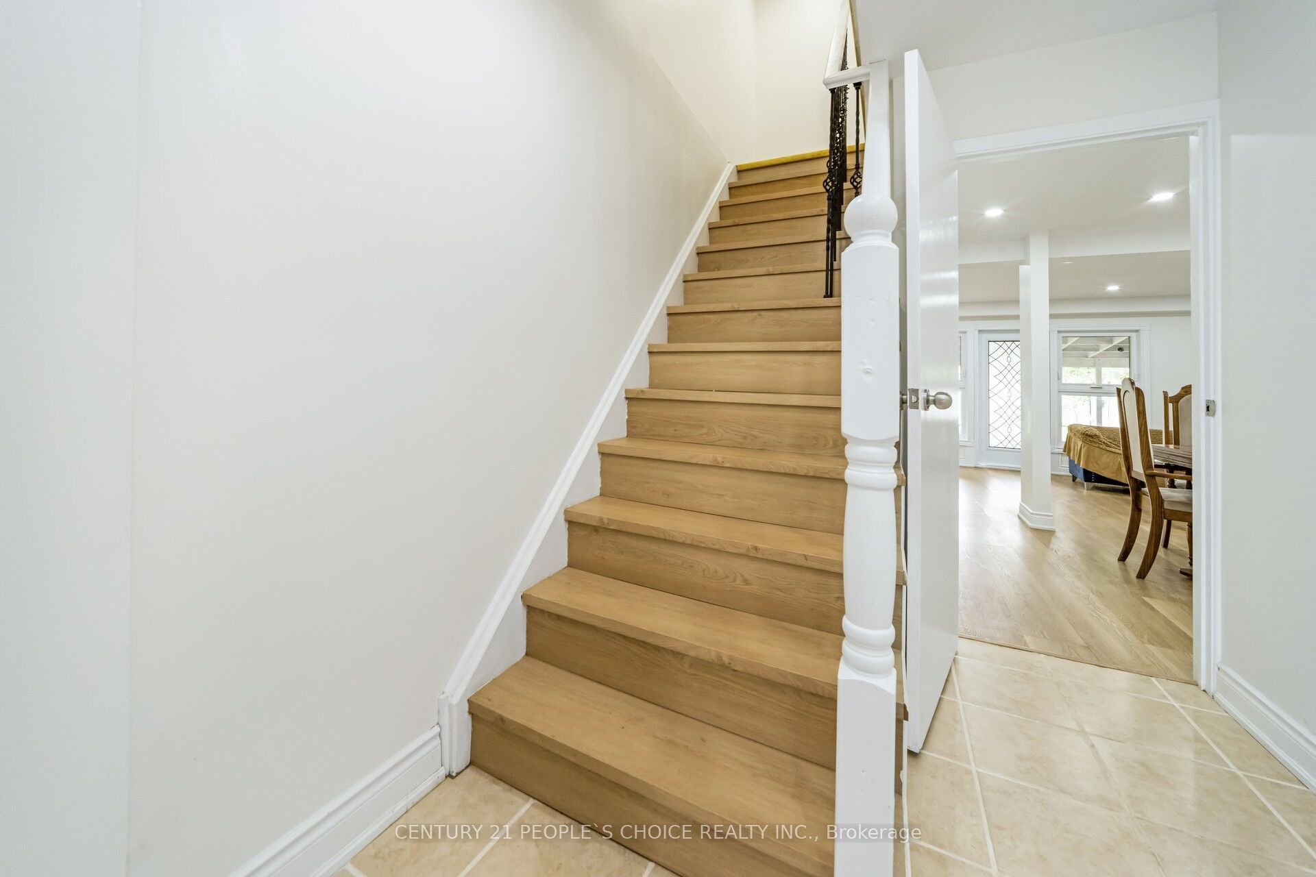 106 Queensdale Crescent Property Photo 24