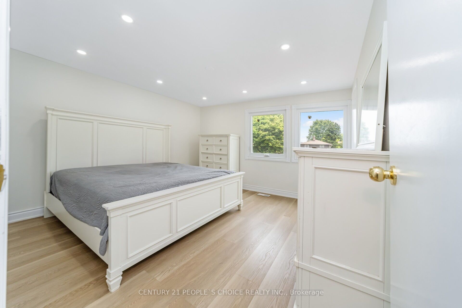106 Queensdale Crescent Property Photo 26