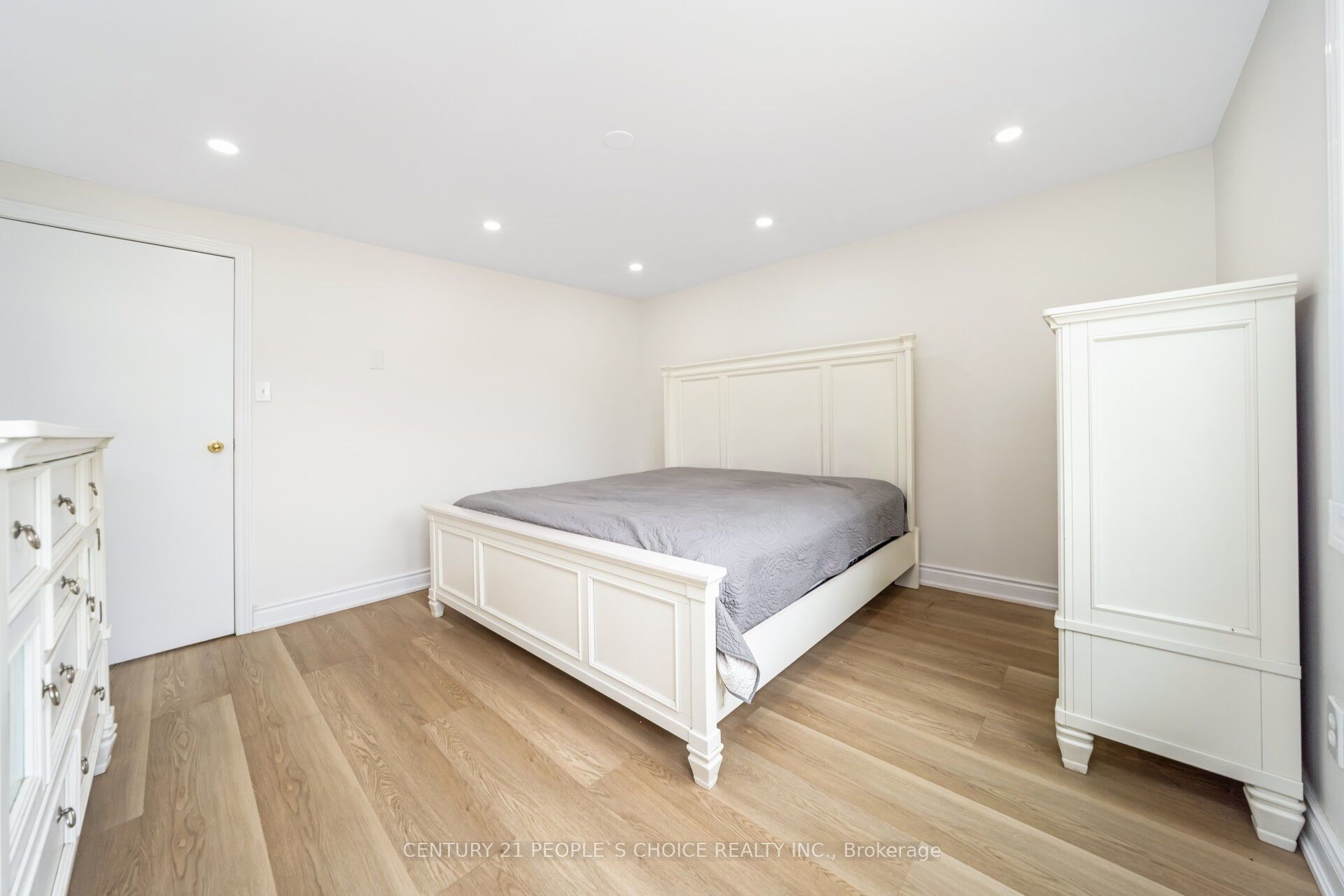 106 Queensdale Crescent Property Photo 27