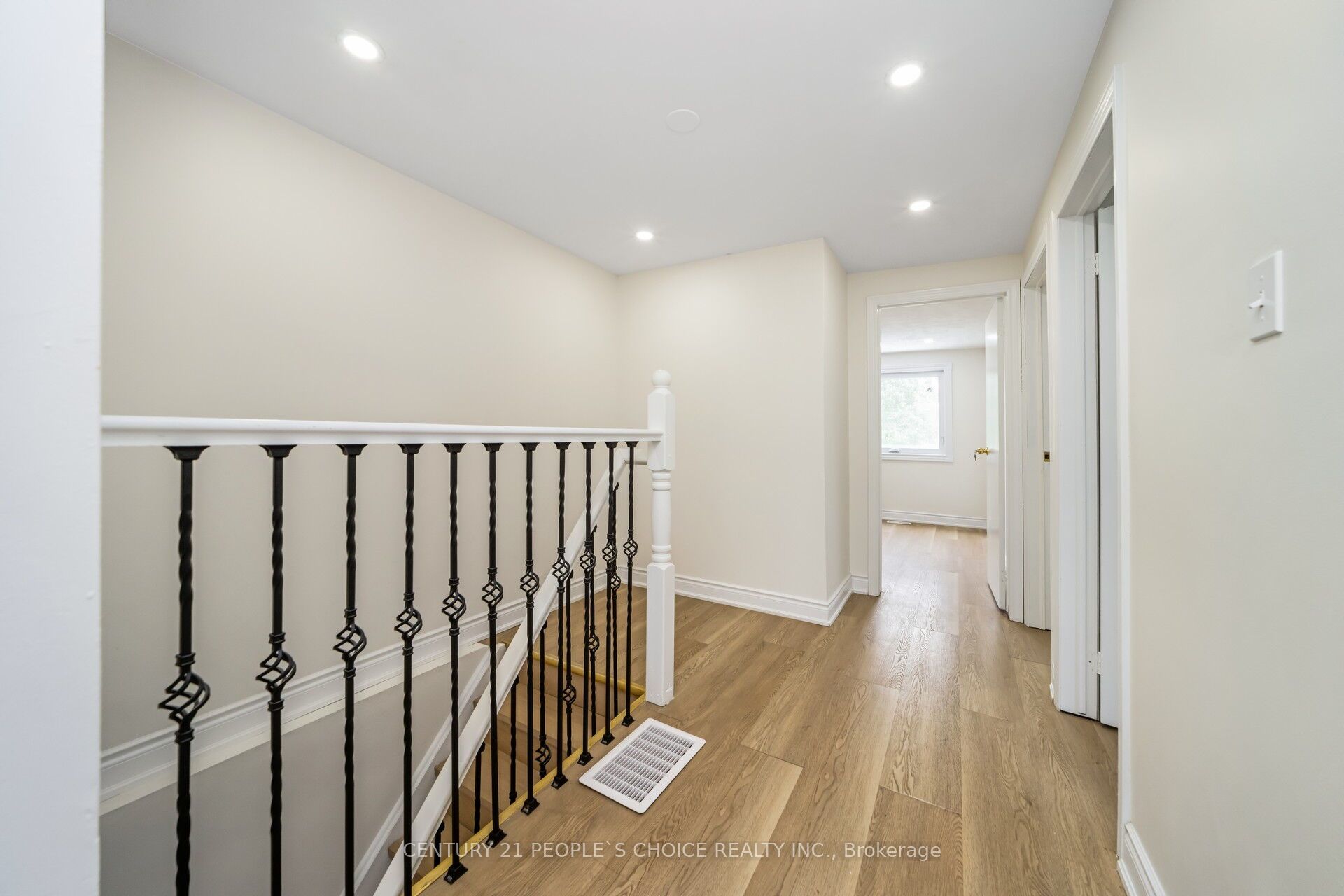 106 Queensdale Crescent Property Photo 30