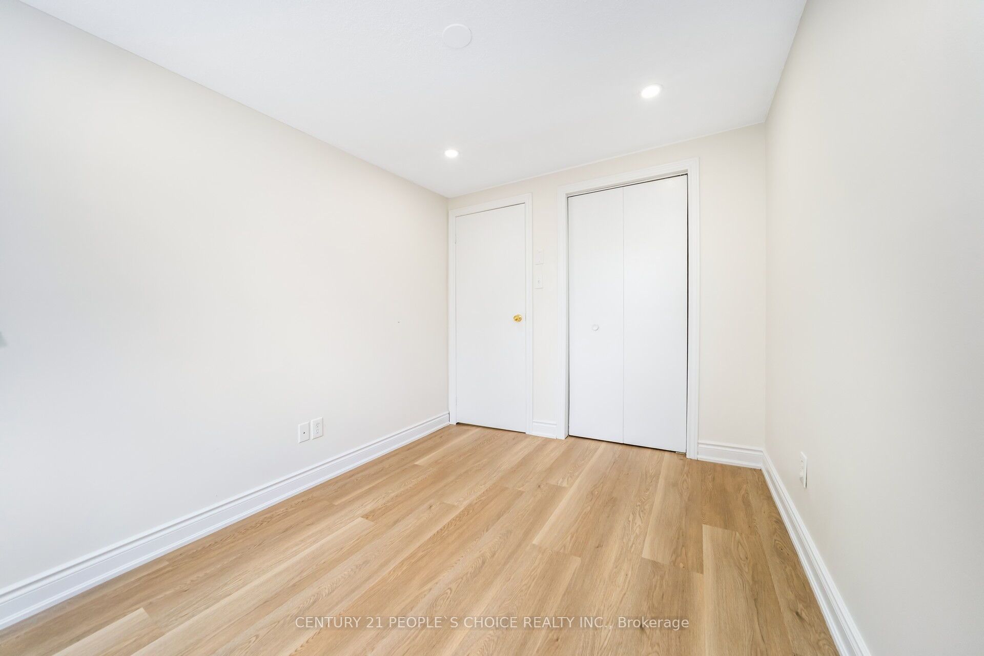 106 Queensdale Crescent Property Photo 32