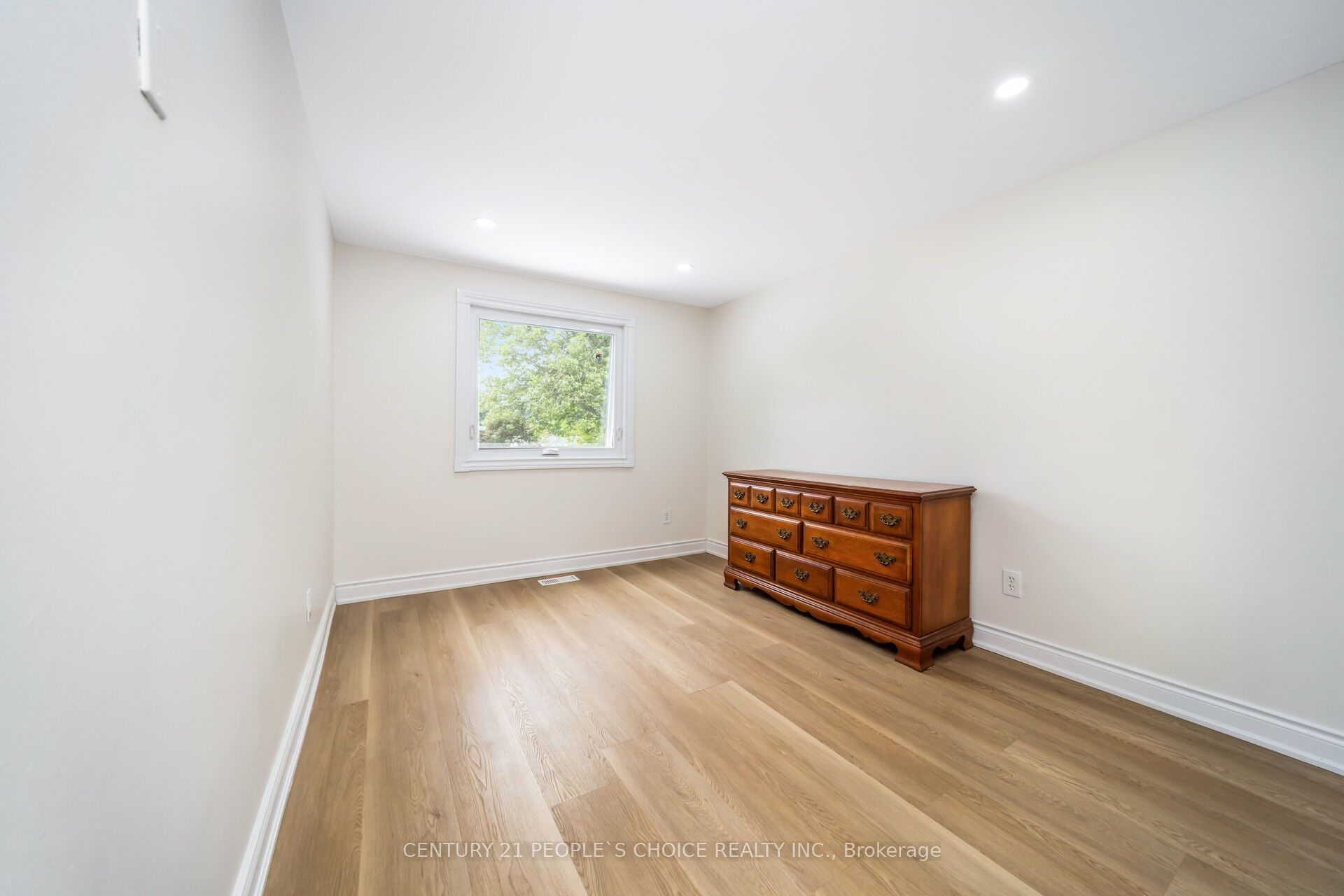 106 Queensdale Crescent Property Photo 33