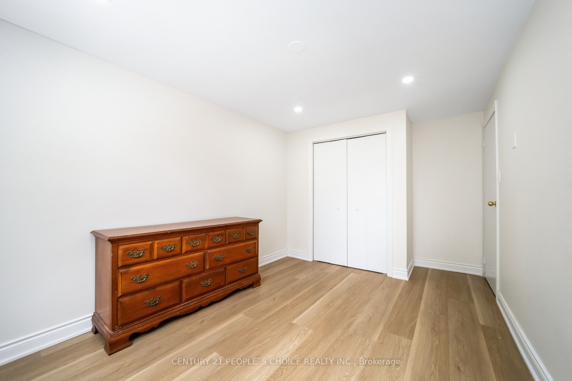 106 Queensdale Crescent Property Photo 35