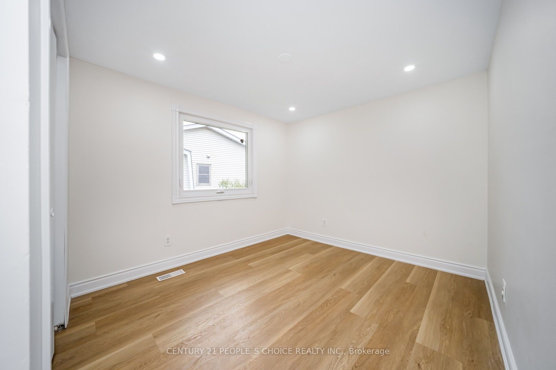 106 Queensdale Crescent Property Photo 37