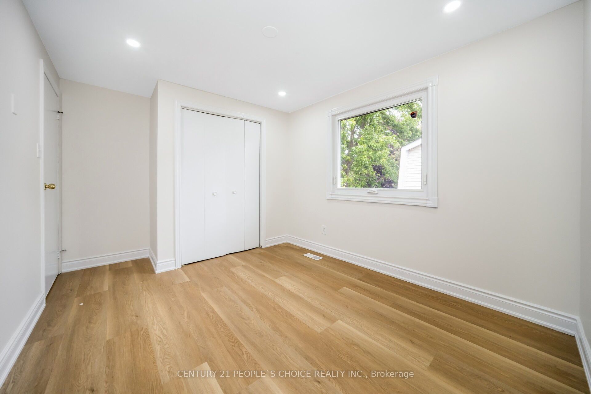 106 Queensdale Crescent Property Photo 38