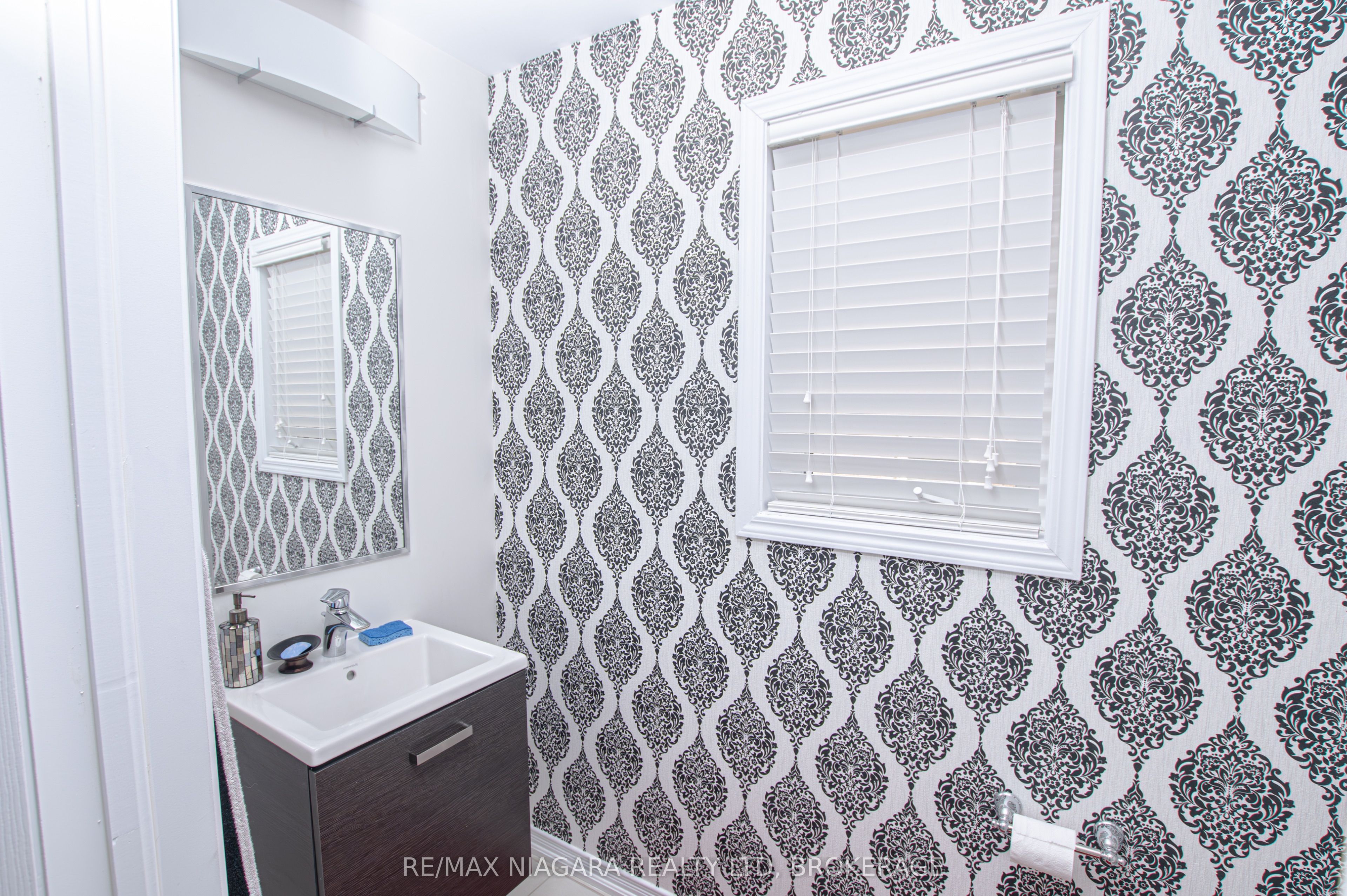 8573 Sweet Chestnut Drive Property Photo 4