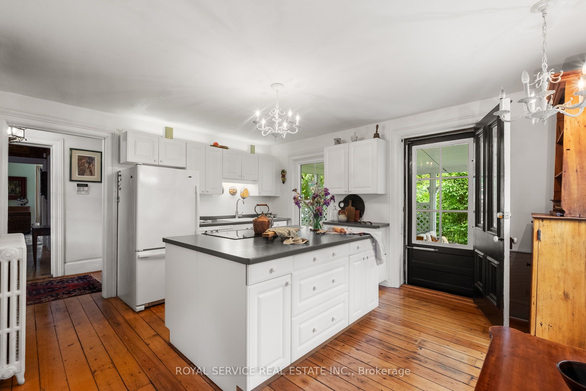 303 Henry St Property Photo 8