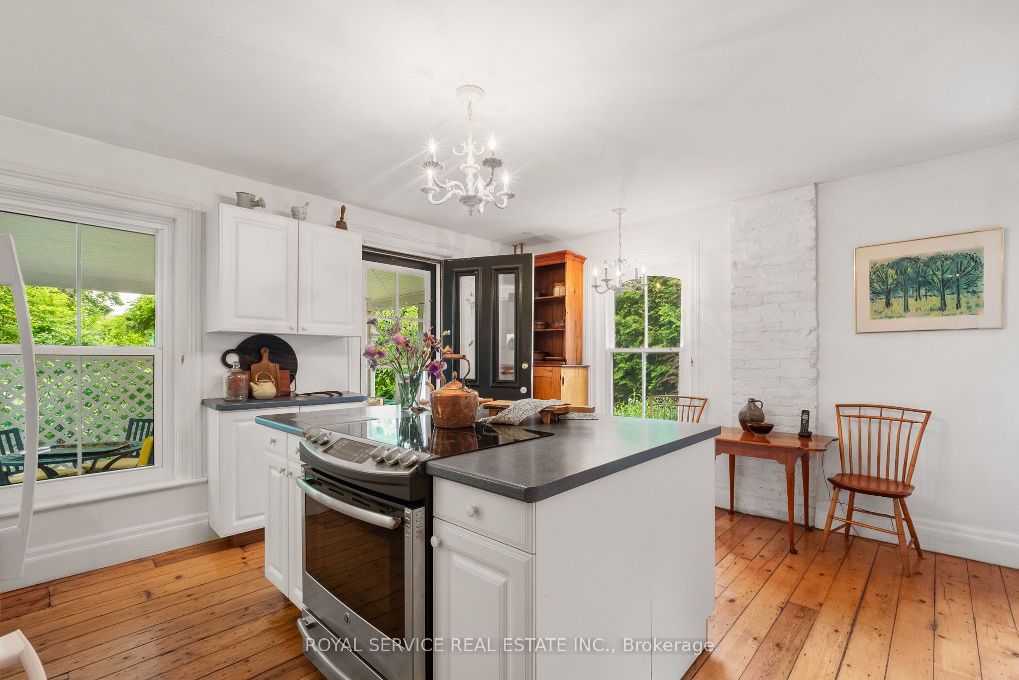 303 Henry St Property Photo 9