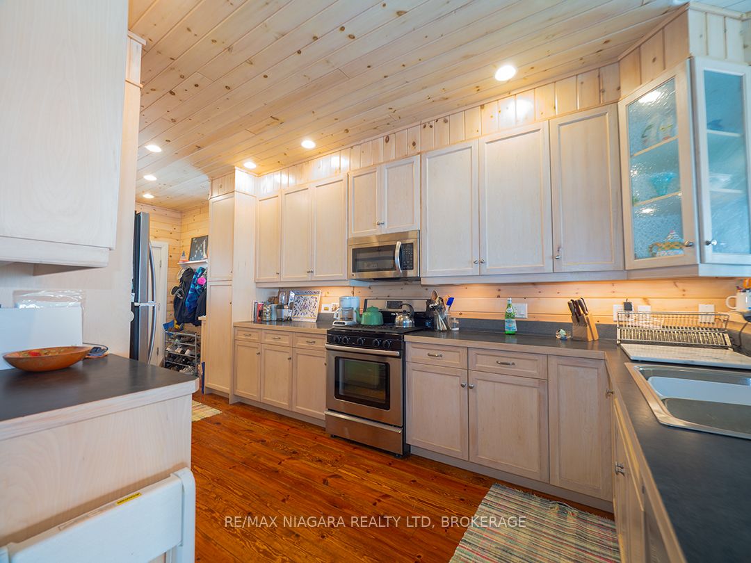12895 Old Lake Shore Rd W Property Photo 5