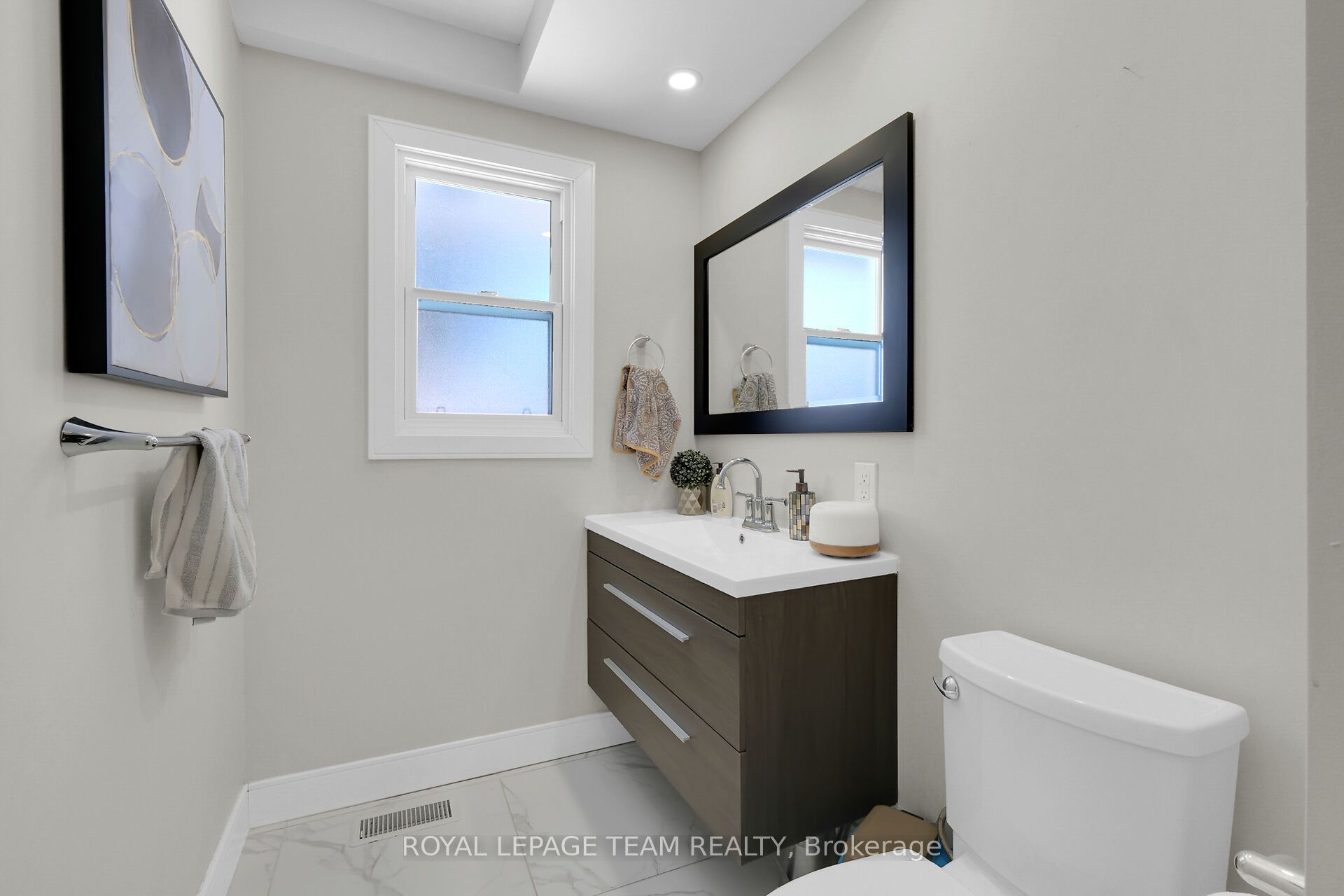 1107 Normandy Cres Property Photo 16
