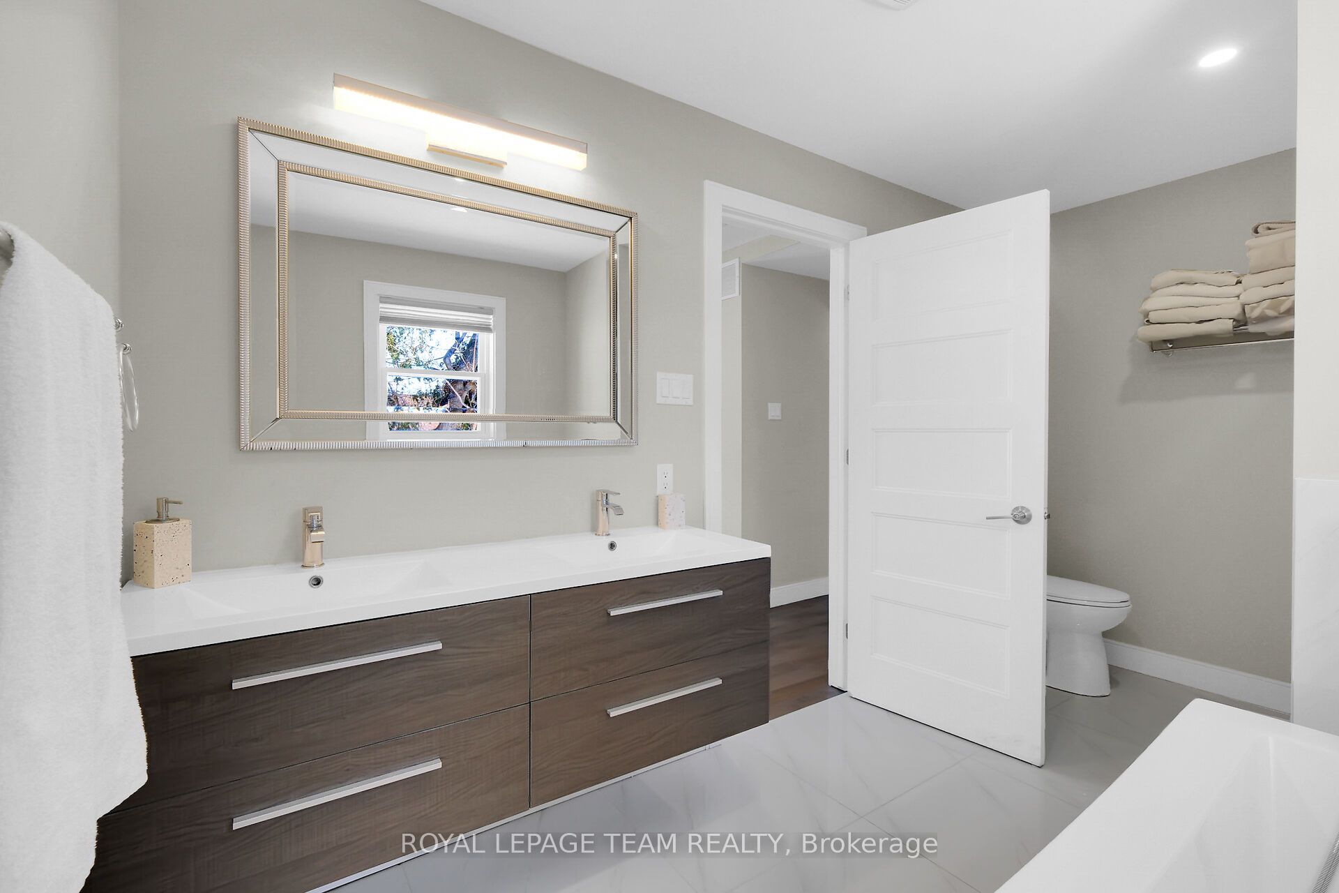 1107 Normandy Cres Property Photo 22