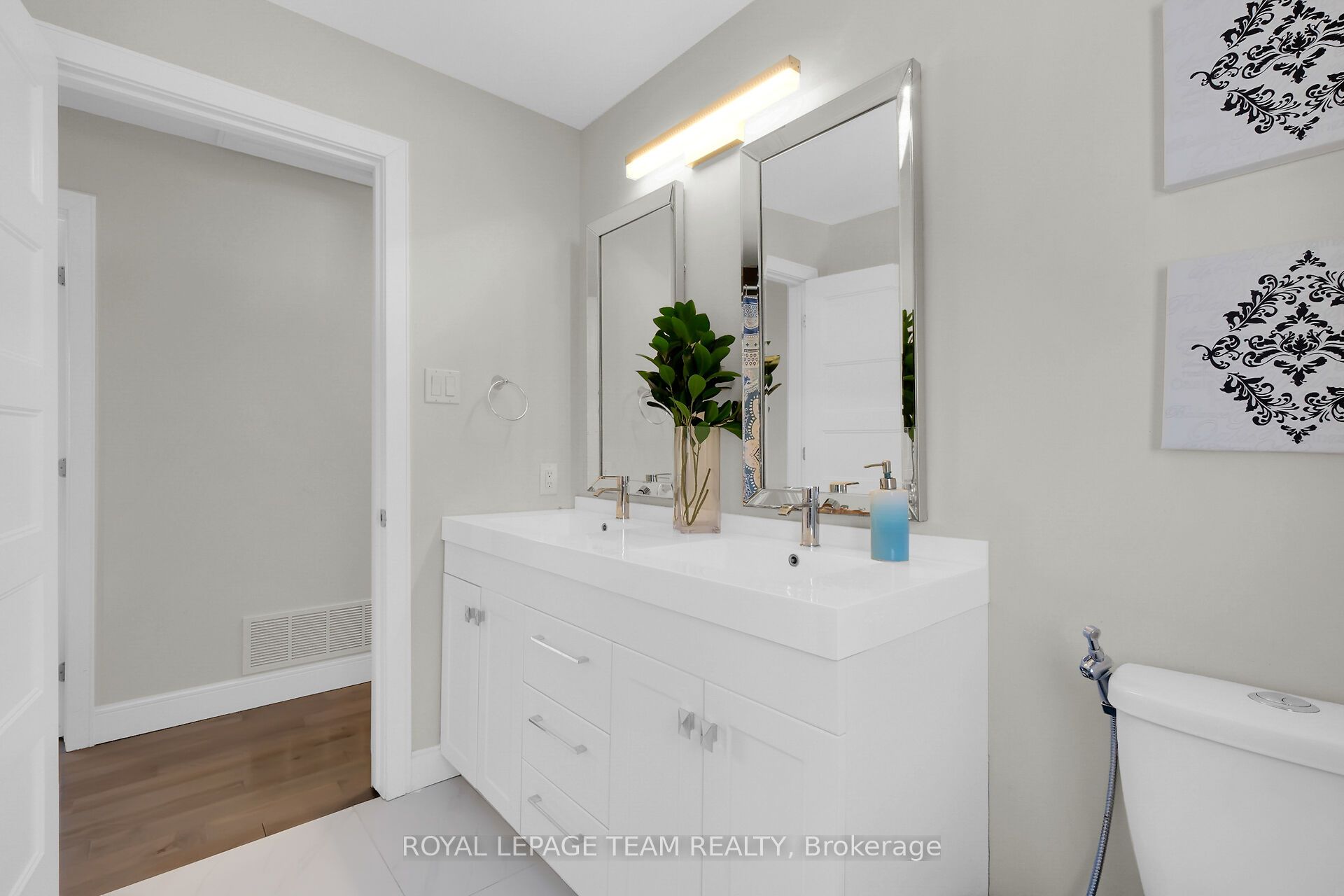 1107 Normandy Cres Property Photo 28