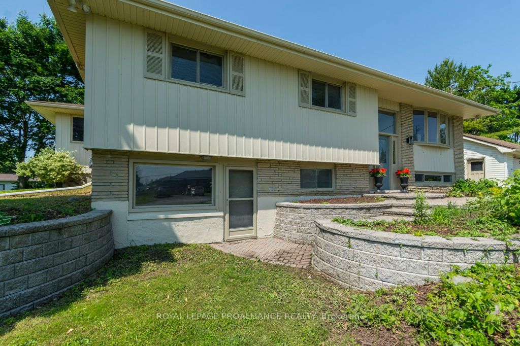 105 Colonial Road Property Photo 4