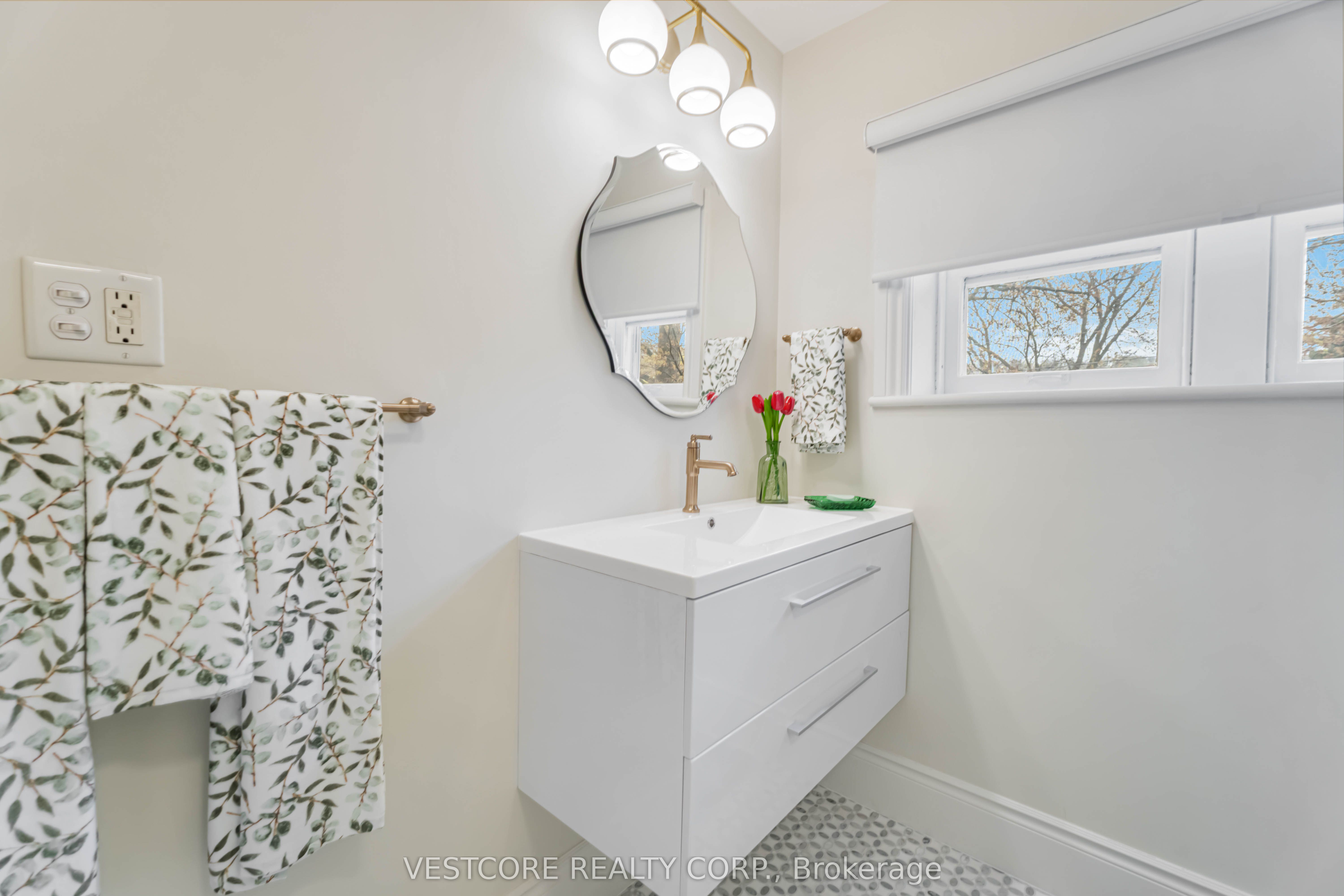 99 E Main Street E Property Photo 12