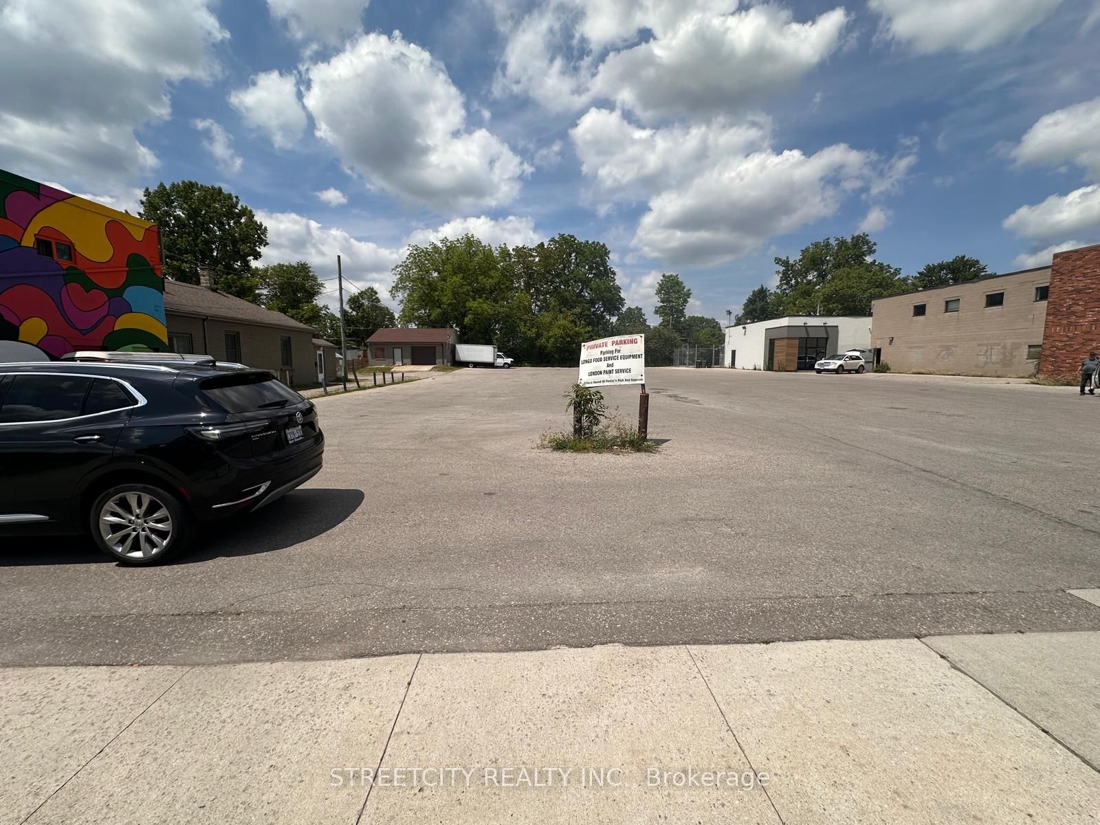 784 Dundas Street Property Photo 18