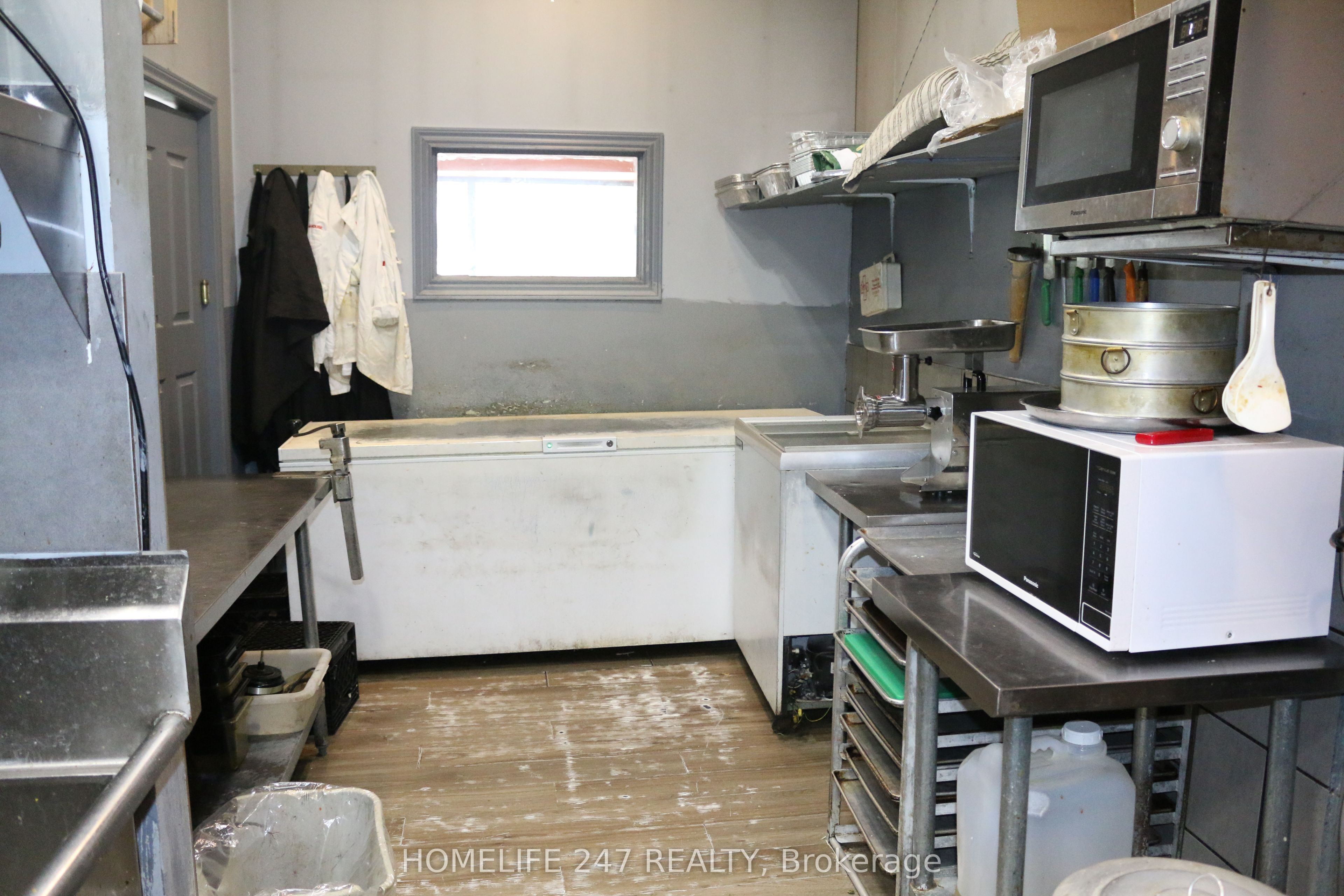 1118 King Street E Property Photo 11