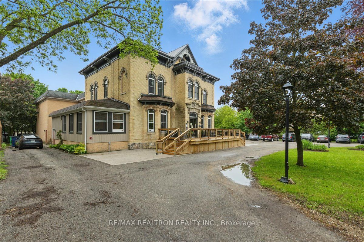 480 Main Street W Property Photo 3