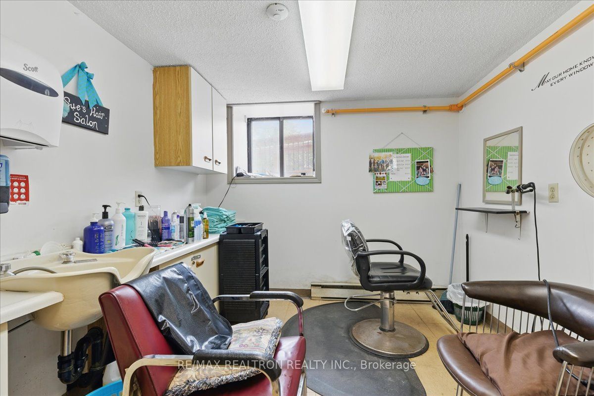 480 Main Street W Property Photo 17
