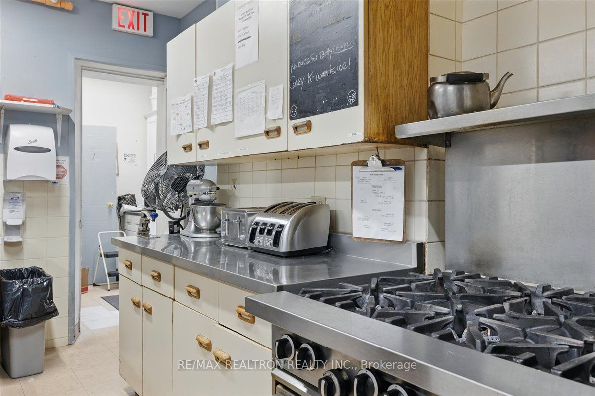 480 Main Street W Property Photo 18