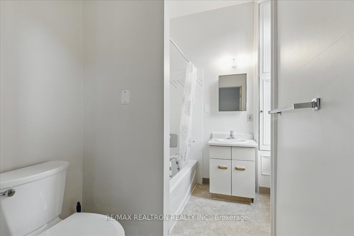 480 Main Street W Property Photo 21