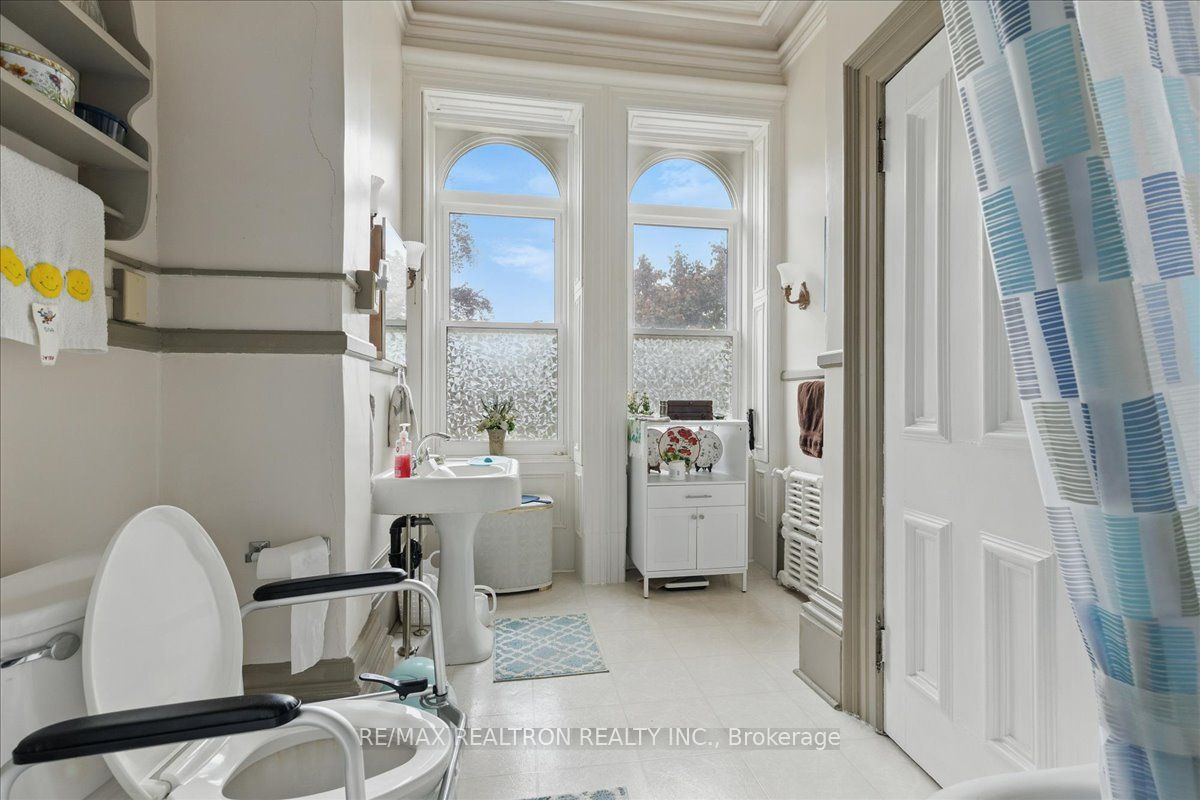 480 Main Street W Property Photo 22