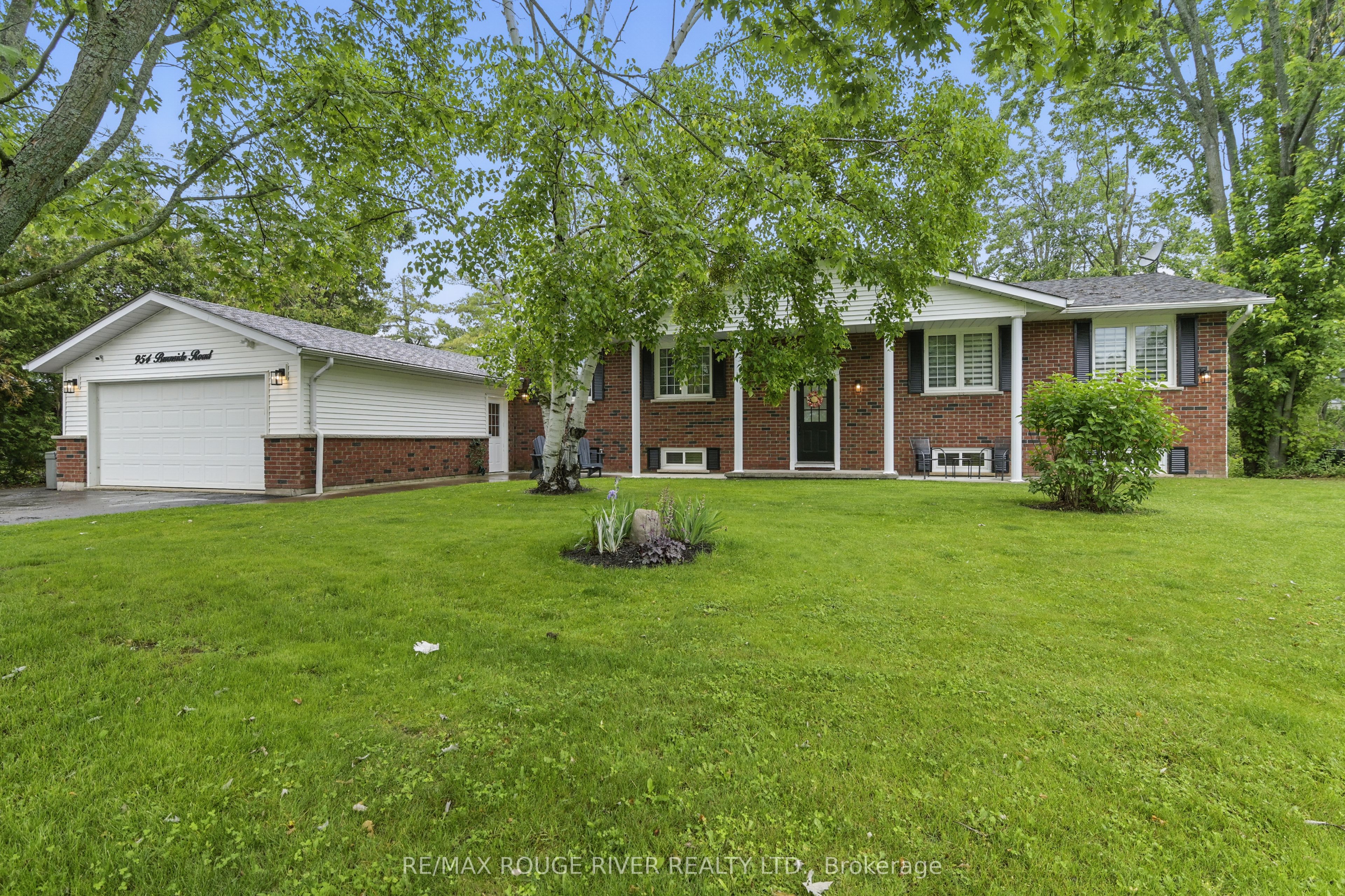 954 Burnside Rd Property Photo 1