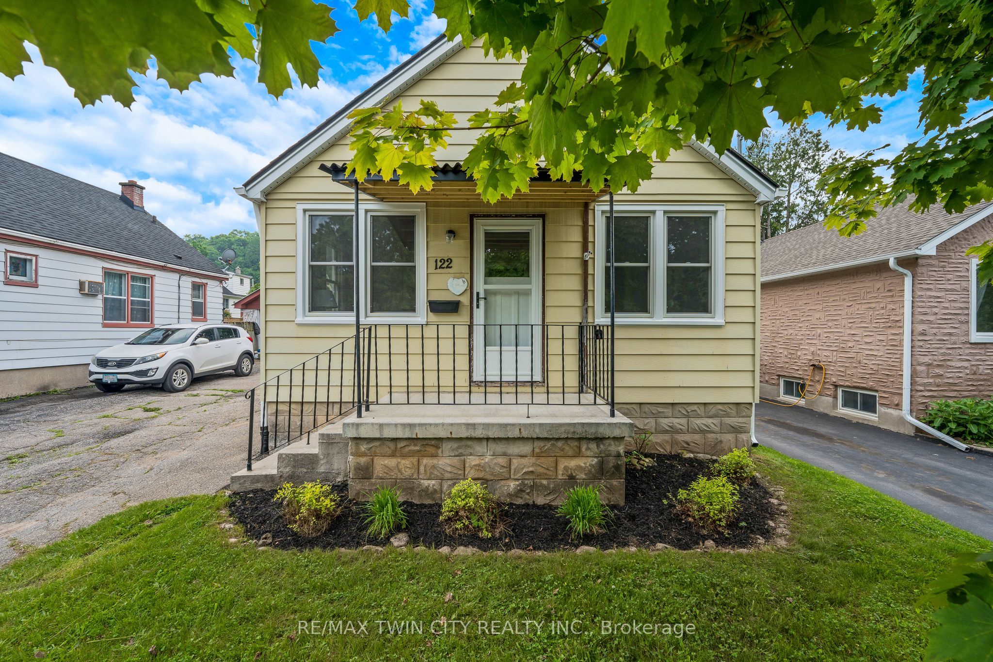 122 Tait St Property Photo 1