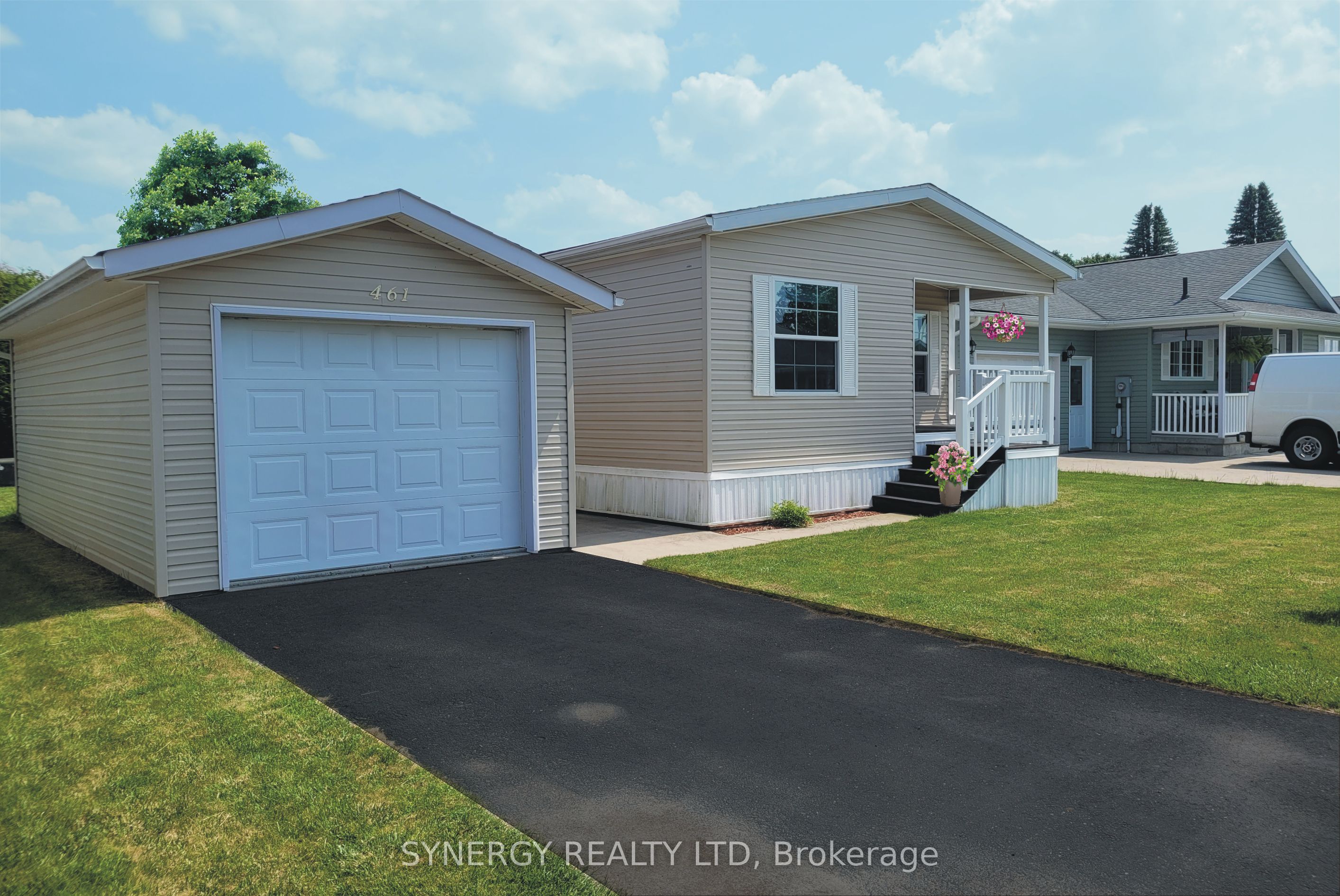 461 Richard Crescent Property Photo 1