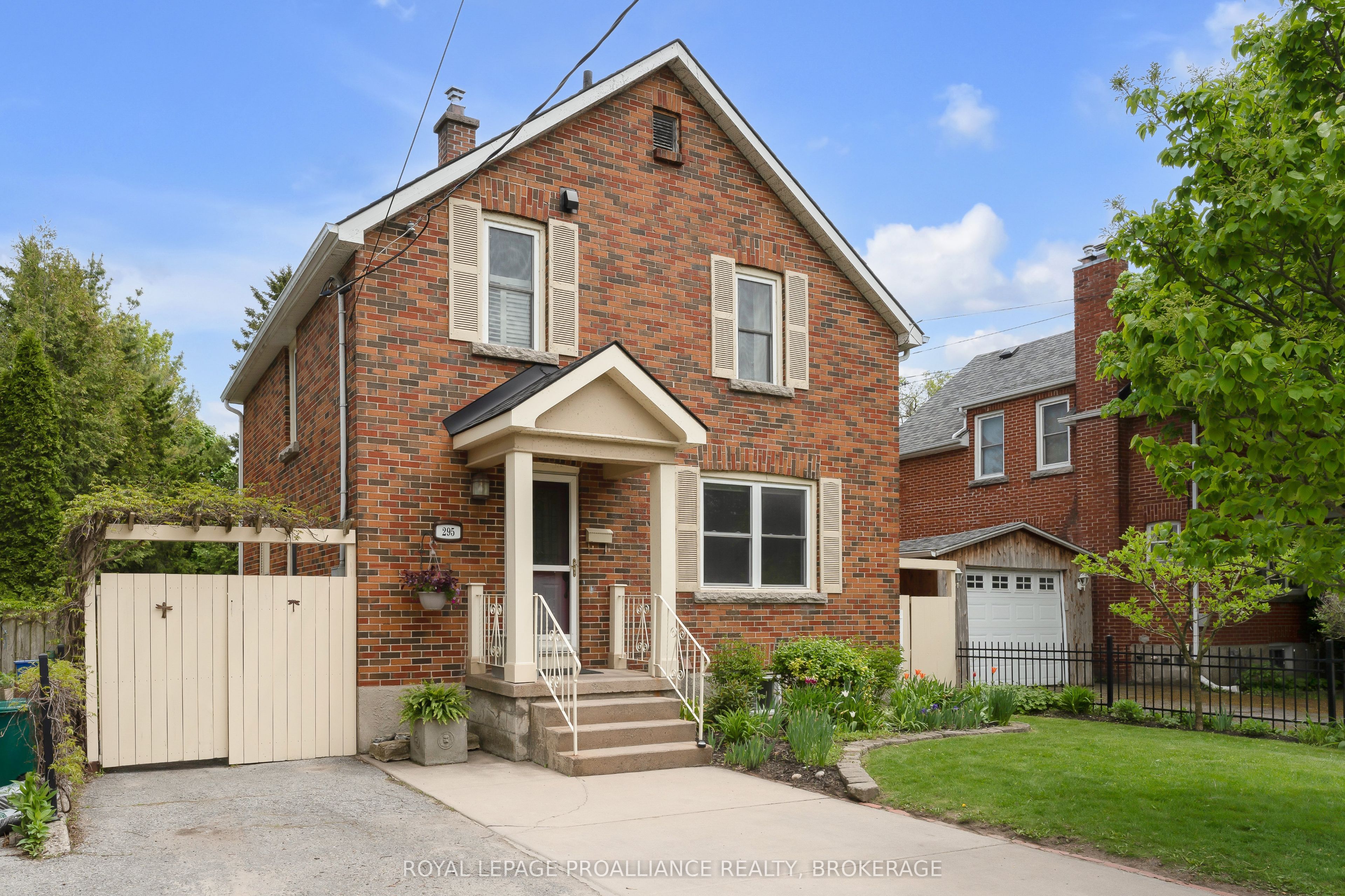 295 College St Property Photo 1