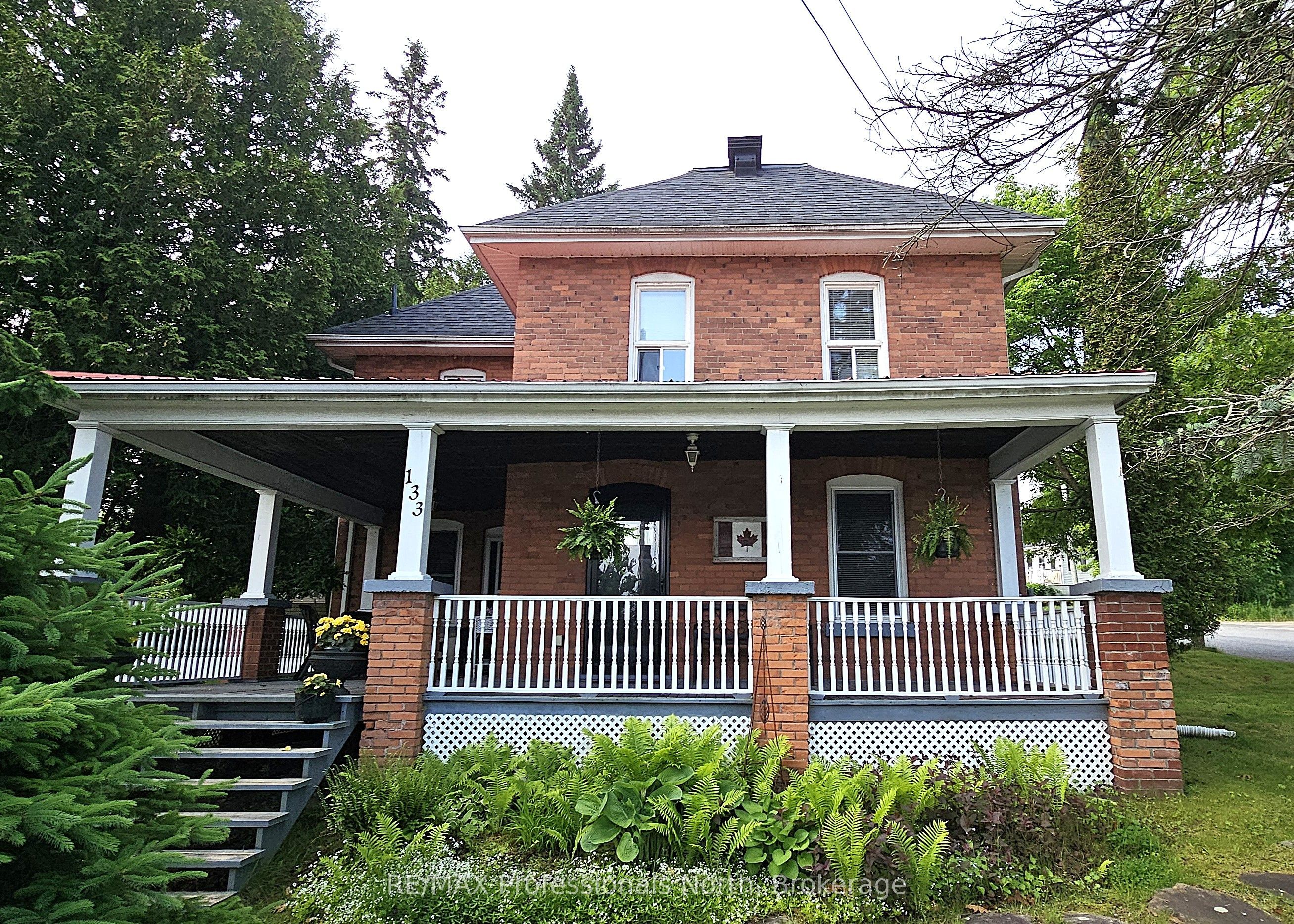 133 Main Street W Property Photo 1