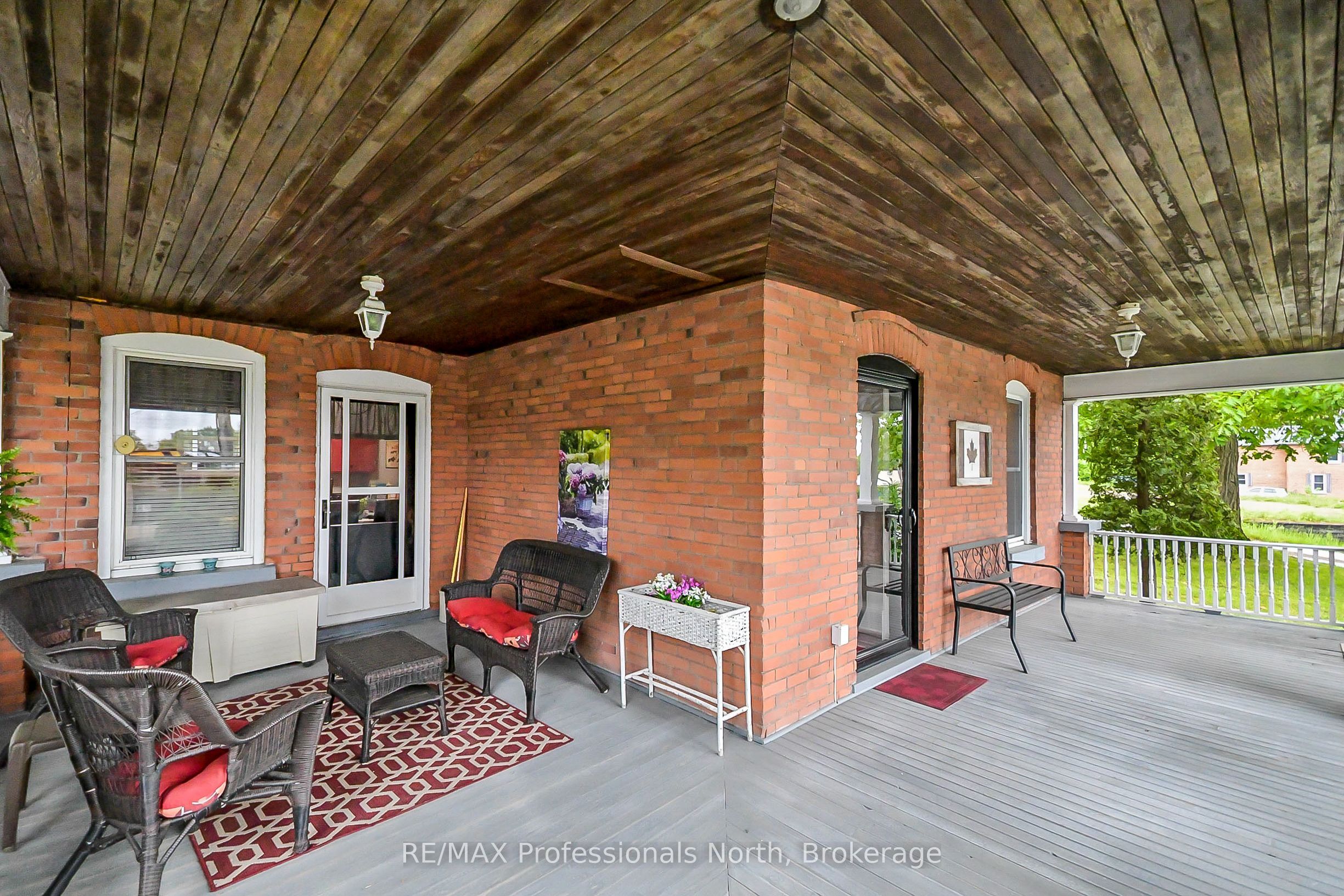 133 Main Street W Property Photo 2